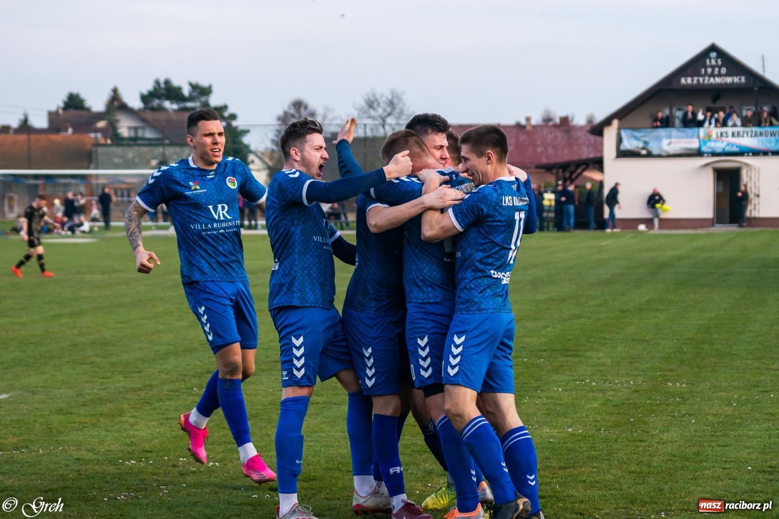 Zdjęcie w galerii na portalu naszraciborz.pl: Brzydkie derby przy Dworcowej. Krzyżanowice uratowały jeden punkt [FOTO] wiadomości z regionu