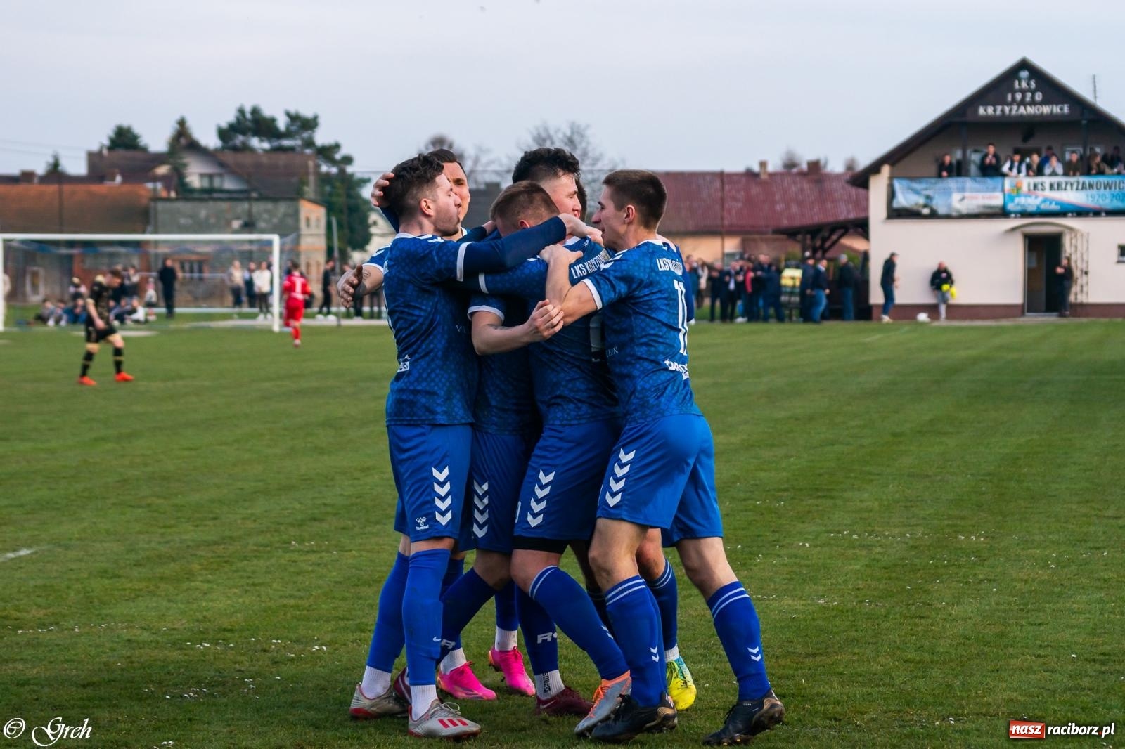 Zdjęcie w galerii na portalu naszraciborz.pl: Brzydkie derby przy Dworcowej. Krzyżanowice uratowały jeden punkt [FOTO] wiadomości z regionu