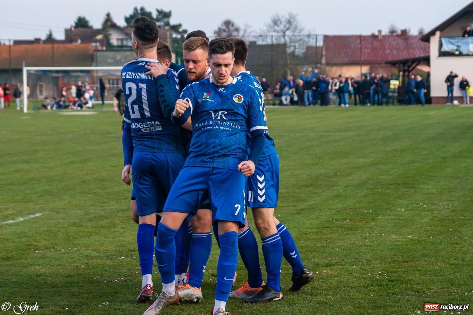 Zdjęcie w galerii na portalu naszraciborz.pl: Brzydkie derby przy Dworcowej. Krzyżanowice uratowały jeden punkt [FOTO] wiadomości z regionu