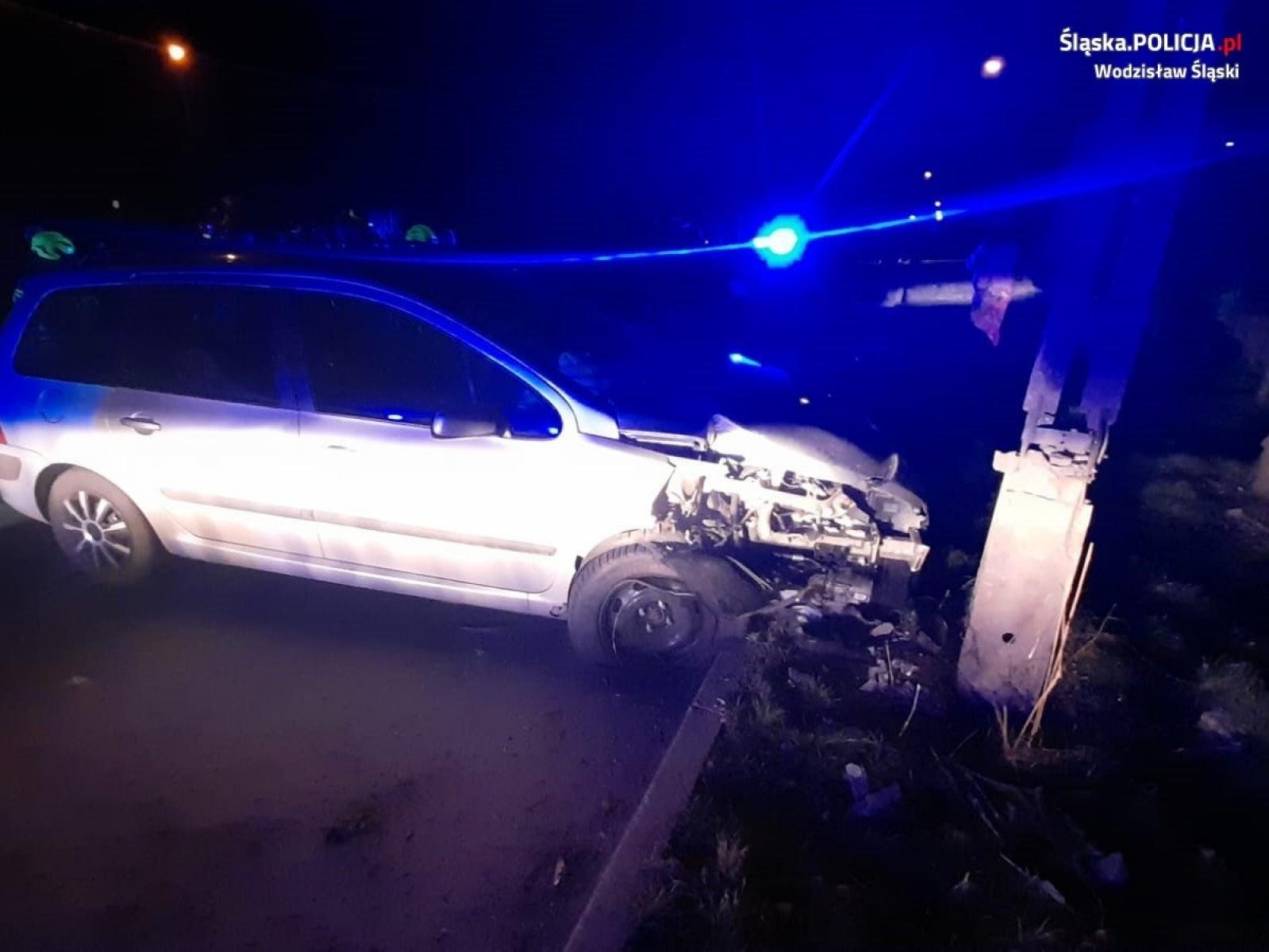 Zdjęcie w galerii na portalu naszraciborz.pl: Pijana matka wjechała w słup. W aucie była jej 10-letnia córka wiadomości z regionu