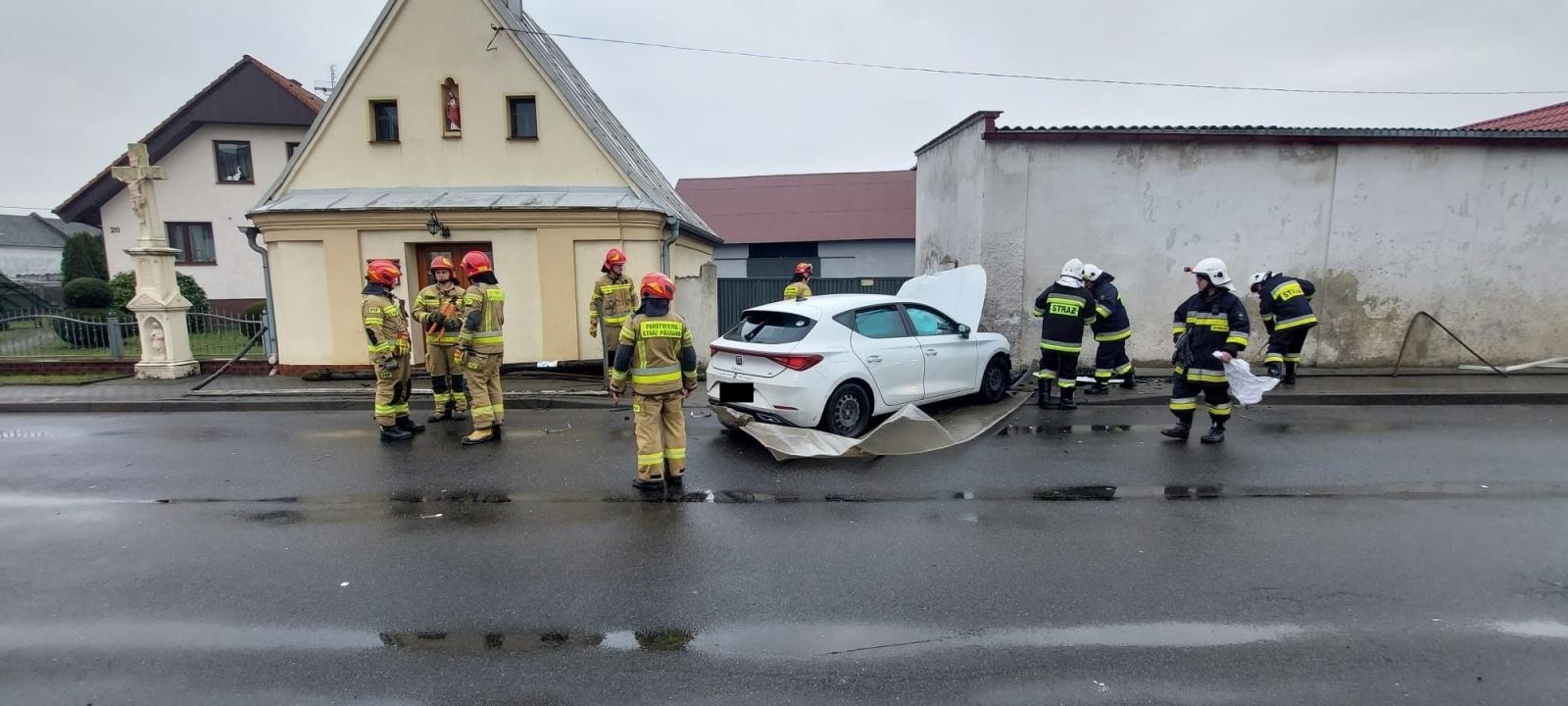 Zdjęcie w galerii na portalu naszraciborz.pl: Seat uderzył w budynek w Lekartowie [FOTO] wiadomości z regionu