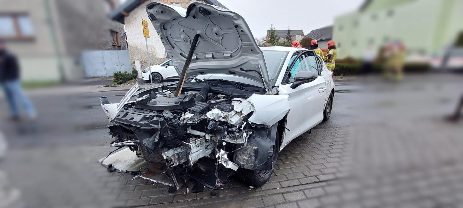Zdjęcie w galerii na portalu naszraciborz.pl: Seat uderzył w budynek w Lekartowie [FOTO] wiadomości z regionu