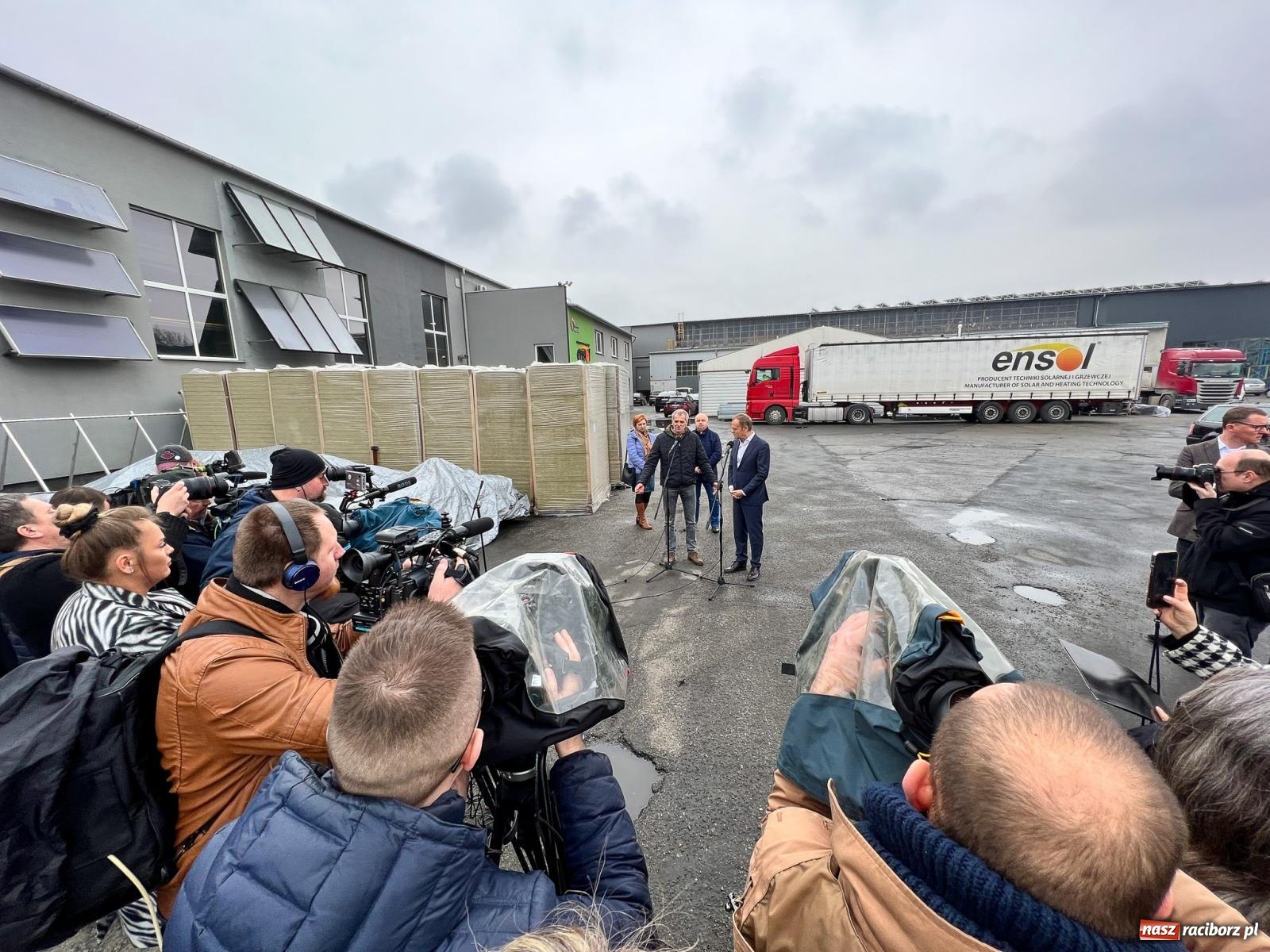 Zdjęcie w galerii na portalu naszraciborz.pl: Donald Tusk w Raciborzu. Pochwalił Ensol, skrytykował Morawieckiego, a związkowcy z Rafako dziękowali za pomoc wiadomości z regionu