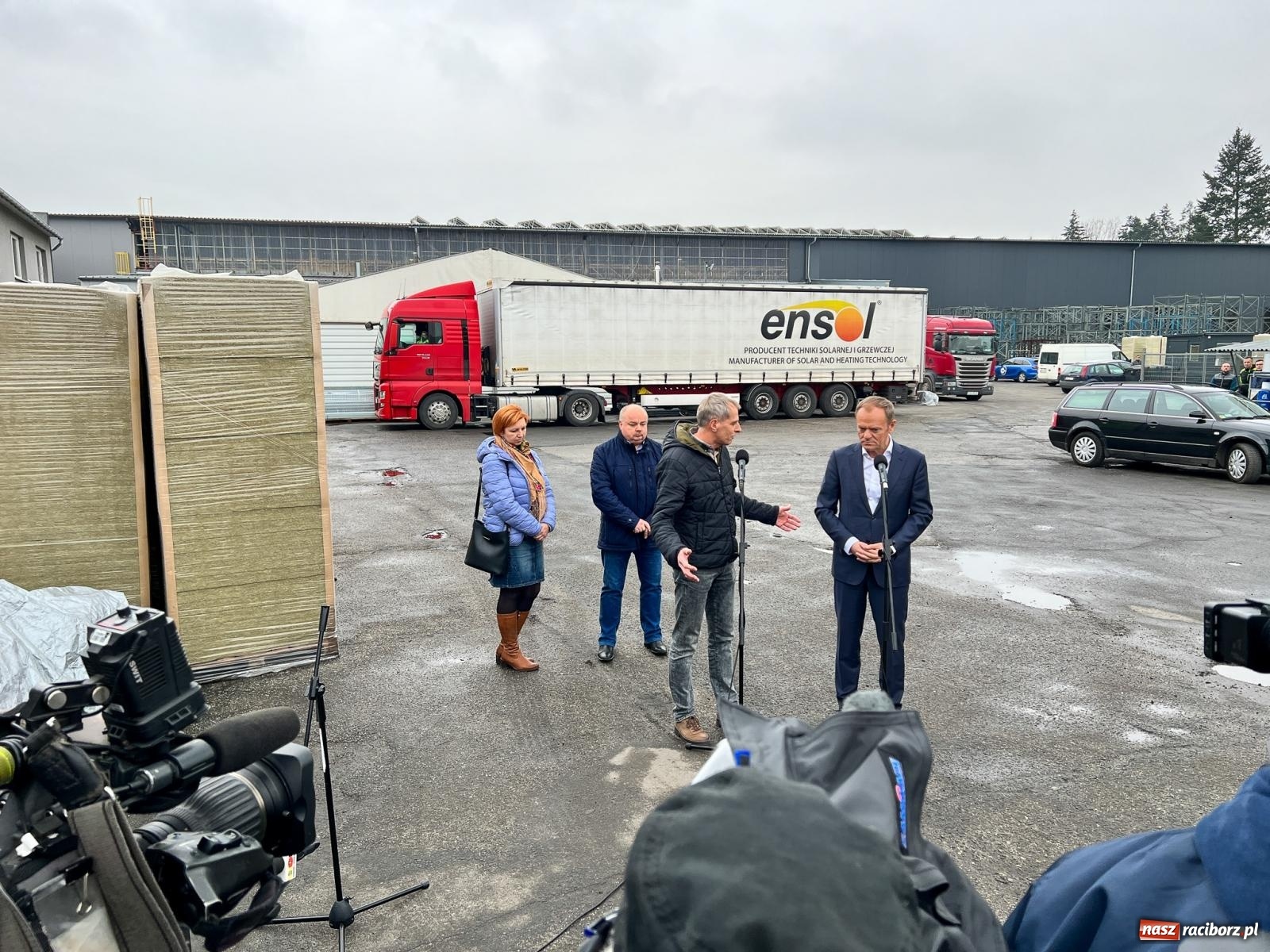 Zdjęcie w galerii na portalu naszraciborz.pl: Donald Tusk w Raciborzu. Pochwalił Ensol, skrytykował Morawieckiego, a związkowcy z Rafako dziękowali za pomoc wiadomości z regionu