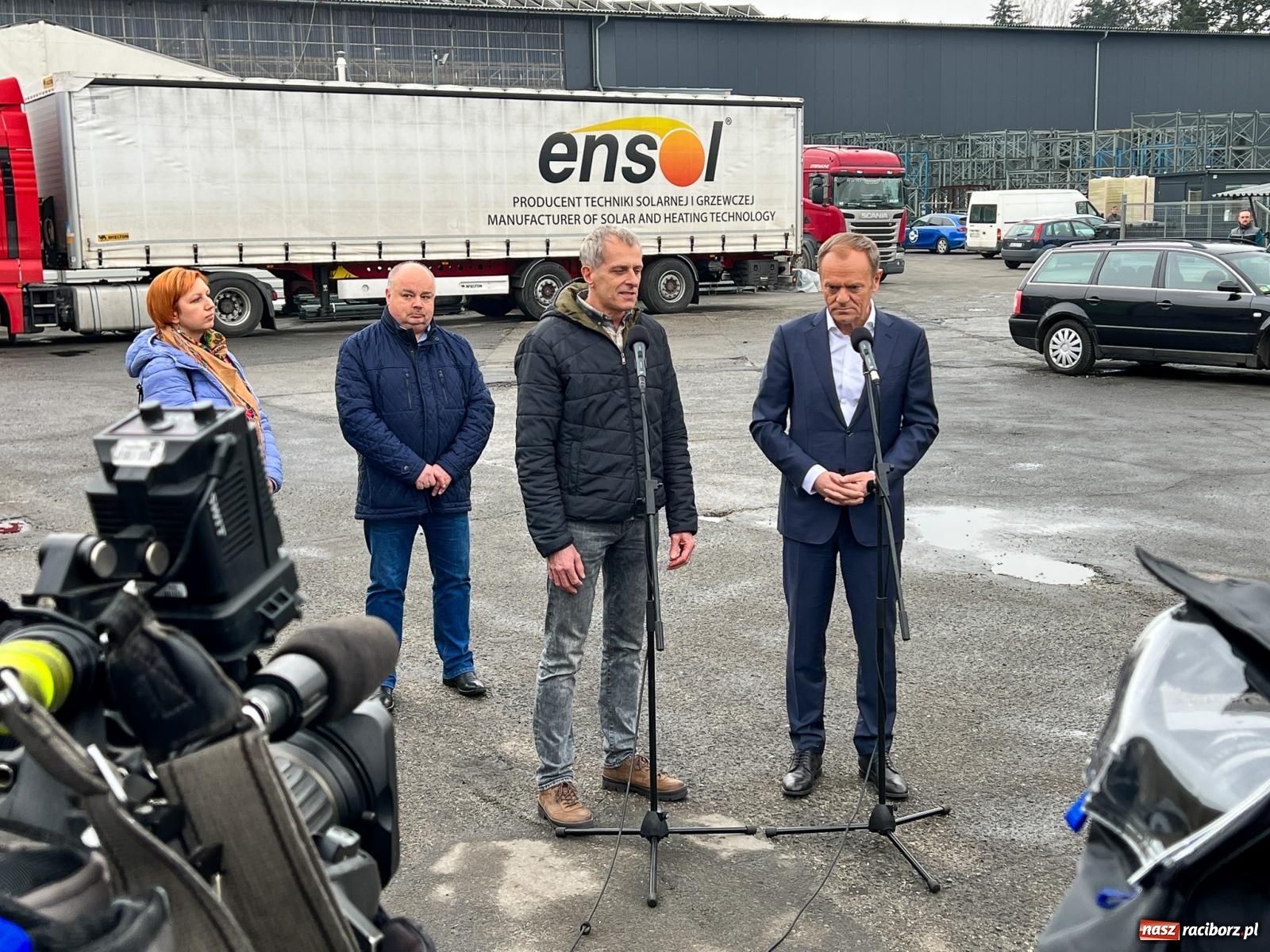 Zdjęcie w galerii na portalu naszraciborz.pl: Donald Tusk w Raciborzu. Pochwalił Ensol, skrytykował Morawieckiego, a związkowcy z Rafako dziękowali za pomoc wiadomości z regionu
