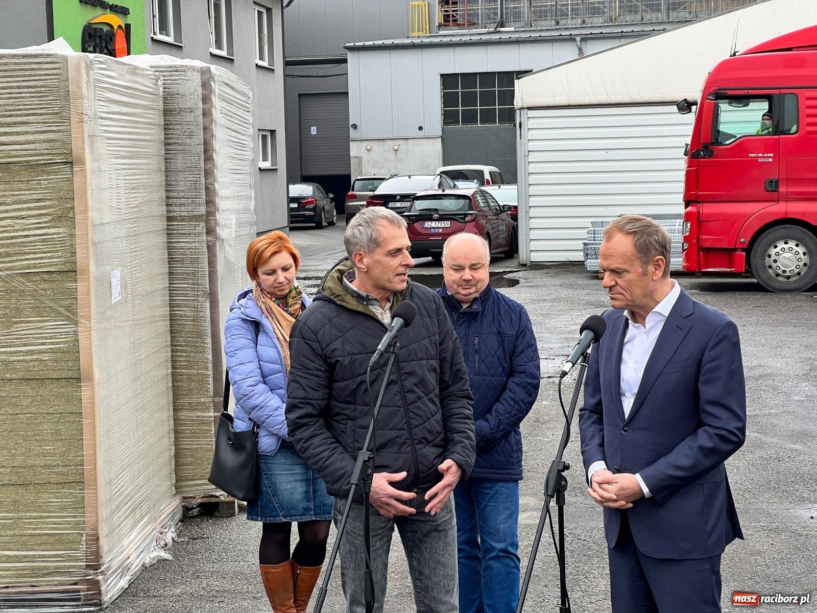 Zdjęcie w galerii na portalu naszraciborz.pl: Donald Tusk w Raciborzu. Pochwalił Ensol, skrytykował Morawieckiego, a związkowcy z Rafako dziękowali za pomoc wiadomości z regionu