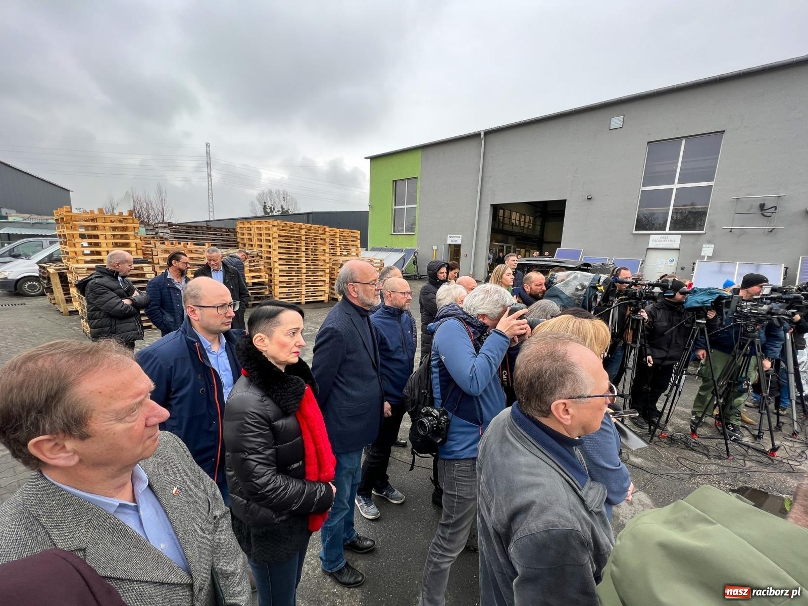 Zdjęcie w galerii na portalu naszraciborz.pl: Donald Tusk w Raciborzu. Pochwalił Ensol, skrytykował Morawieckiego, a związkowcy z Rafako dziękowali za pomoc wiadomości z regionu