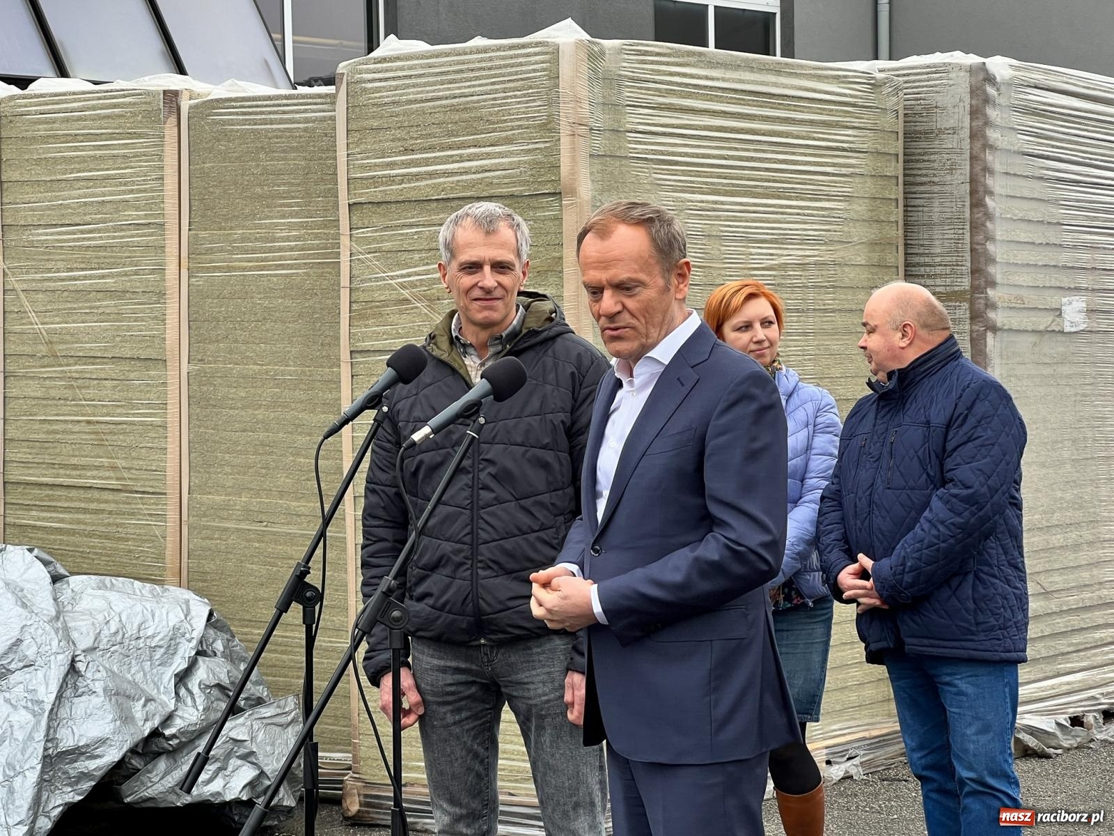 Zdjęcie w galerii na portalu naszraciborz.pl: Donald Tusk w Raciborzu. Pochwalił Ensol, skrytykował Morawieckiego, a związkowcy z Rafako dziękowali za pomoc wiadomości z regionu