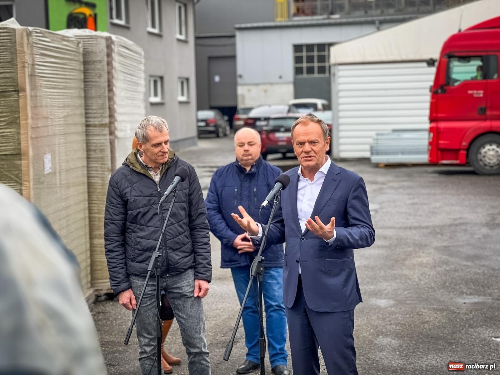 Zdjęcie w galerii na portalu naszraciborz.pl: Donald Tusk w Raciborzu. Pochwalił Ensol, skrytykował Morawieckiego, a związkowcy z Rafako dziękowali za pomoc wiadomości z regionu