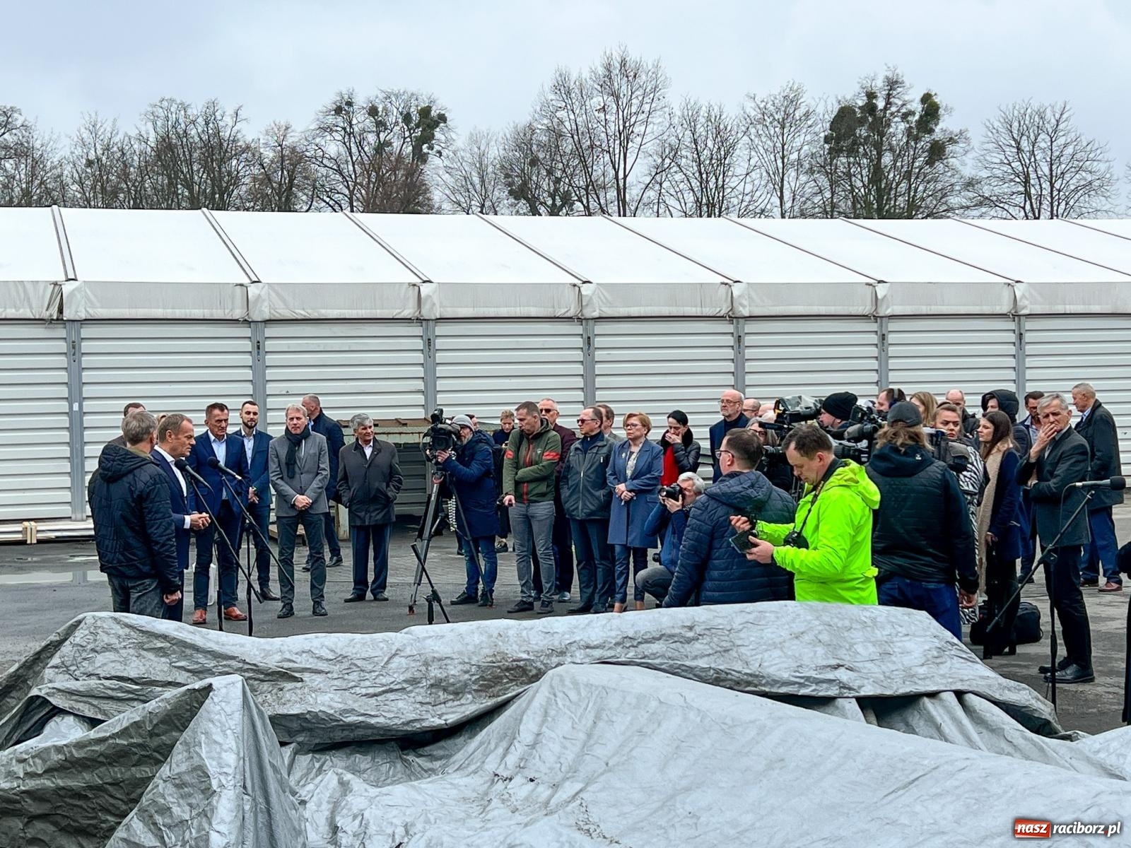 Zdjęcie w galerii na portalu naszraciborz.pl: Donald Tusk w Raciborzu. Pochwalił Ensol, skrytykował Morawieckiego, a związkowcy z Rafako dziękowali za pomoc wiadomości z regionu