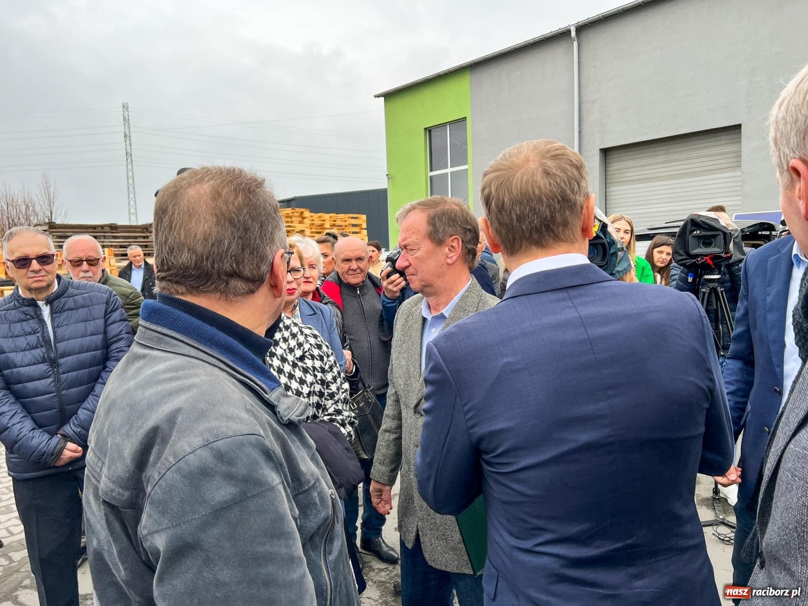 Zdjęcie w galerii na portalu naszraciborz.pl: Donald Tusk w Raciborzu. Pochwalił Ensol, skrytykował Morawieckiego, a związkowcy z Rafako dziękowali za pomoc wiadomości z regionu
