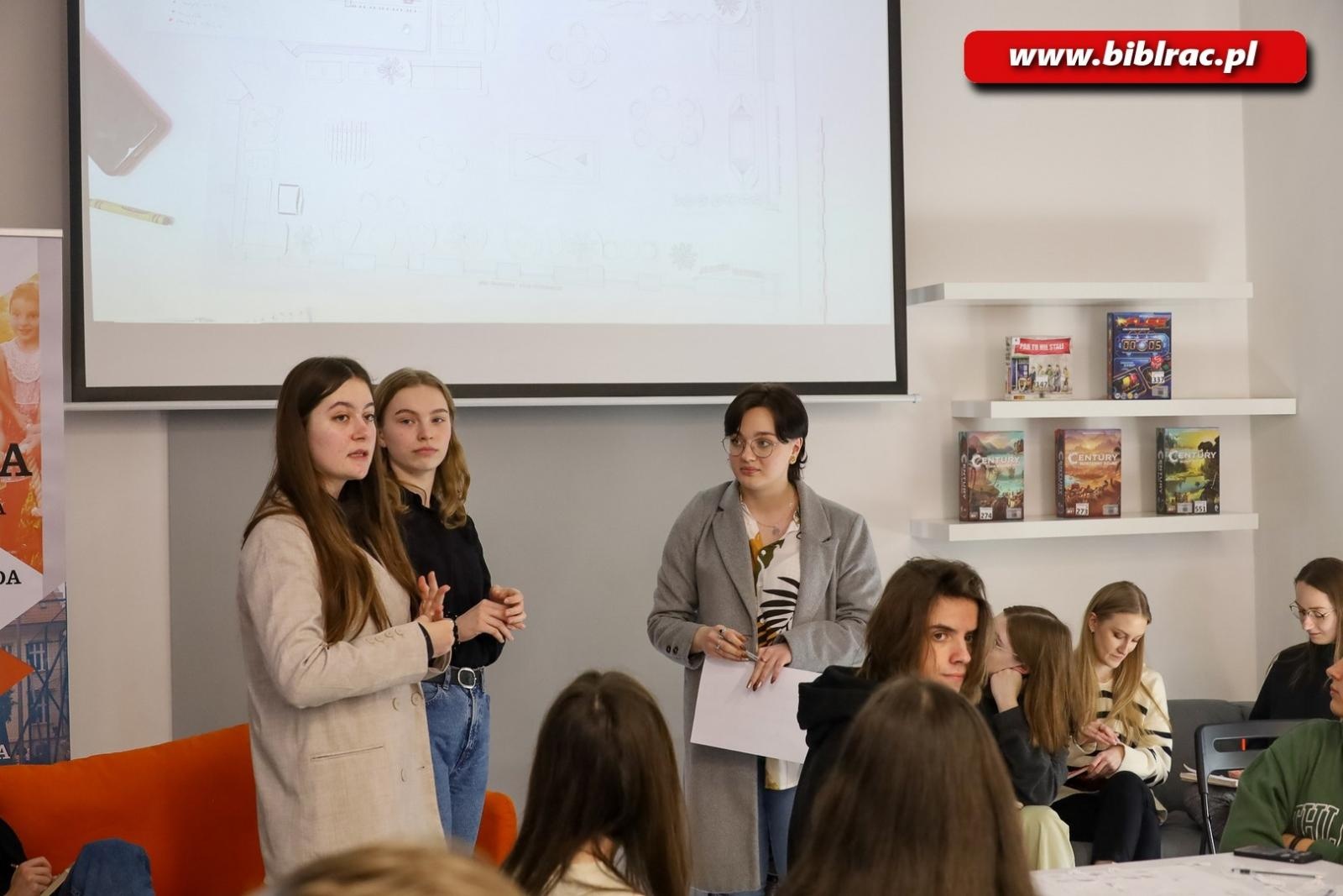 Zdjęcie w galerii na portalu naszraciborz.pl: Konsultacje w sprawie dworca. Przystanek Młodych w Raciborzu wiadomości z regionu
