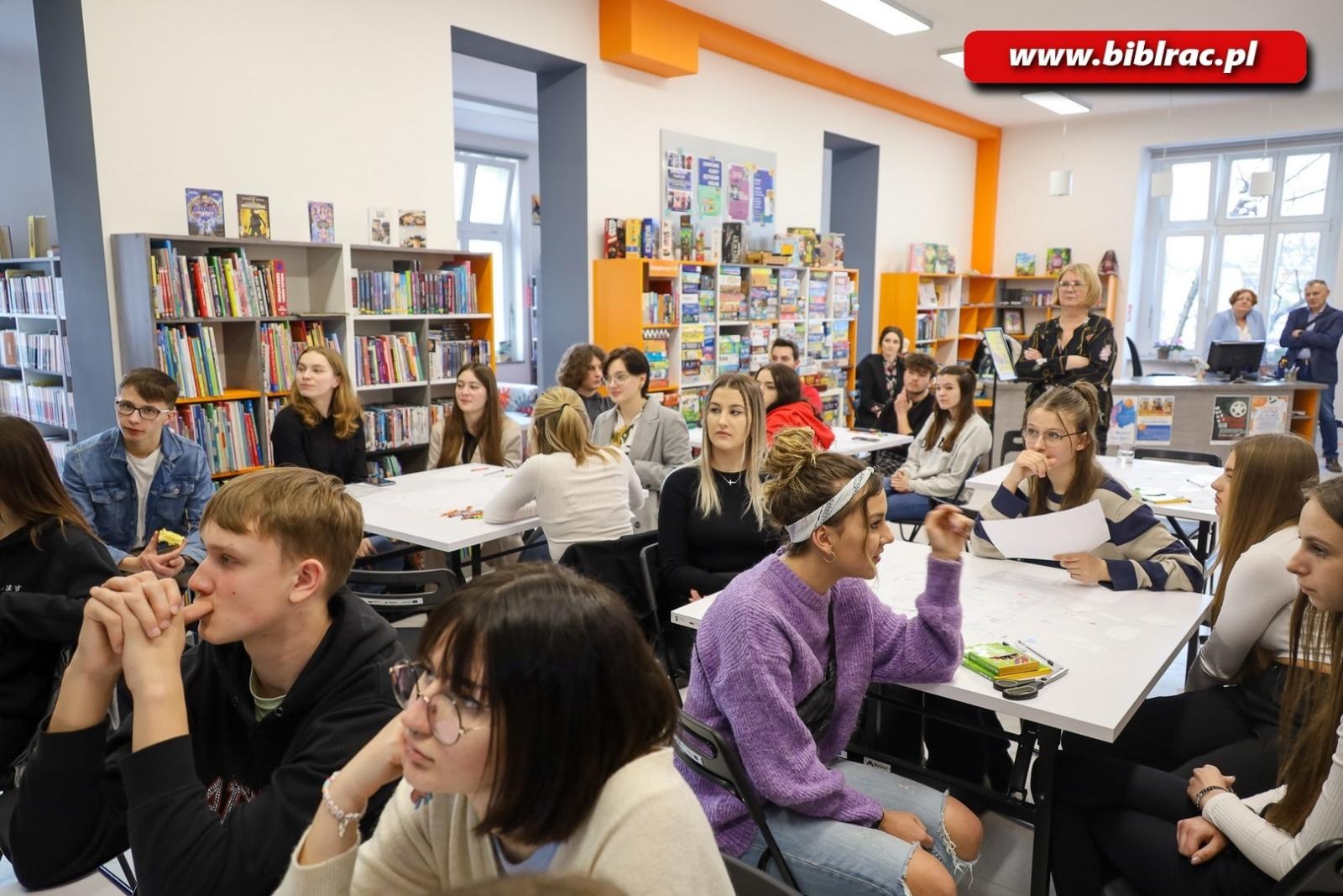 Zdjęcie w galerii na portalu naszraciborz.pl: Konsultacje w sprawie dworca. Przystanek Młodych w Raciborzu wiadomości z regionu