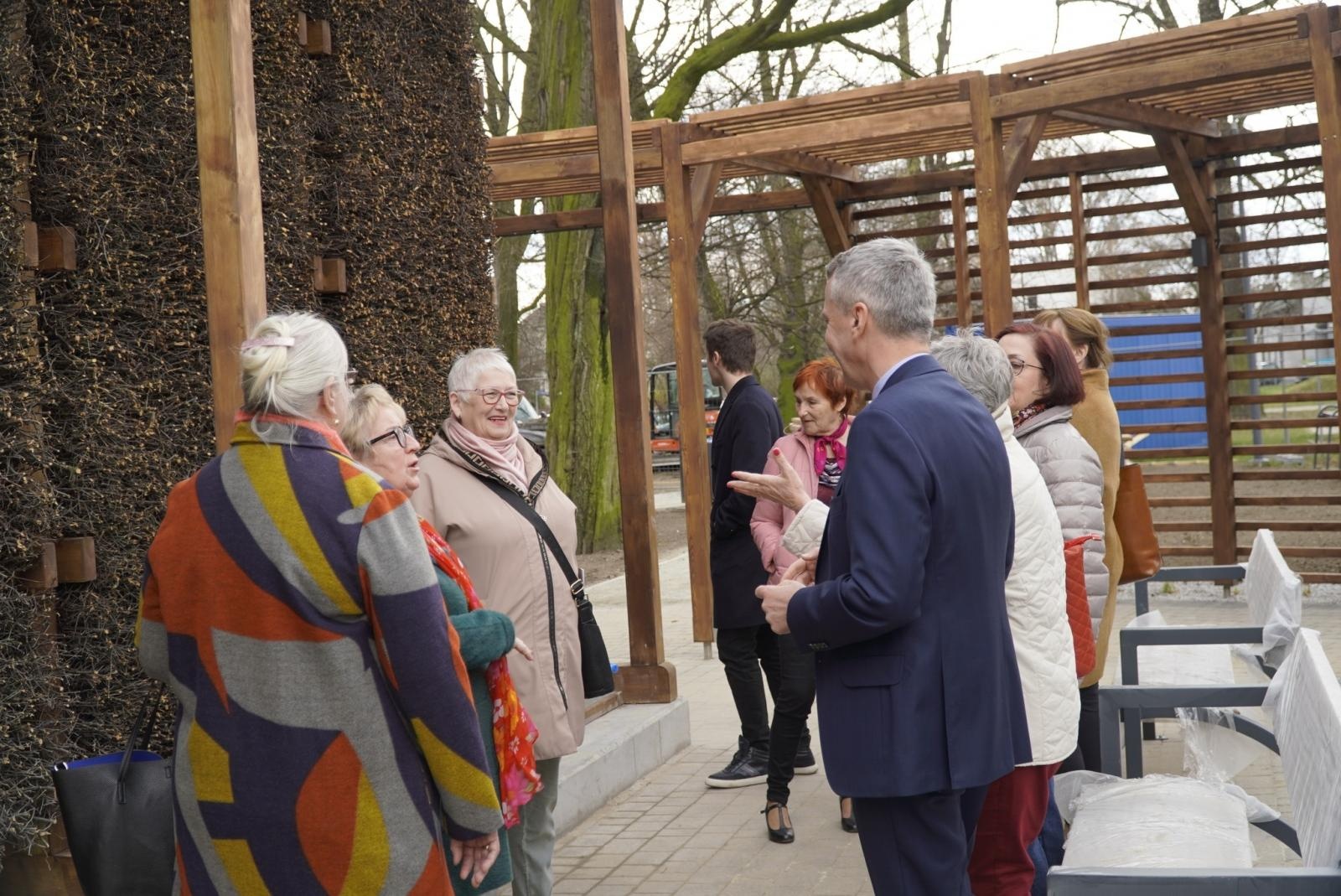 Zdjęcie w galerii na portalu naszraciborz.pl: Prezydent pierwszym przewodnikiem po tężni wiadomości z regionu