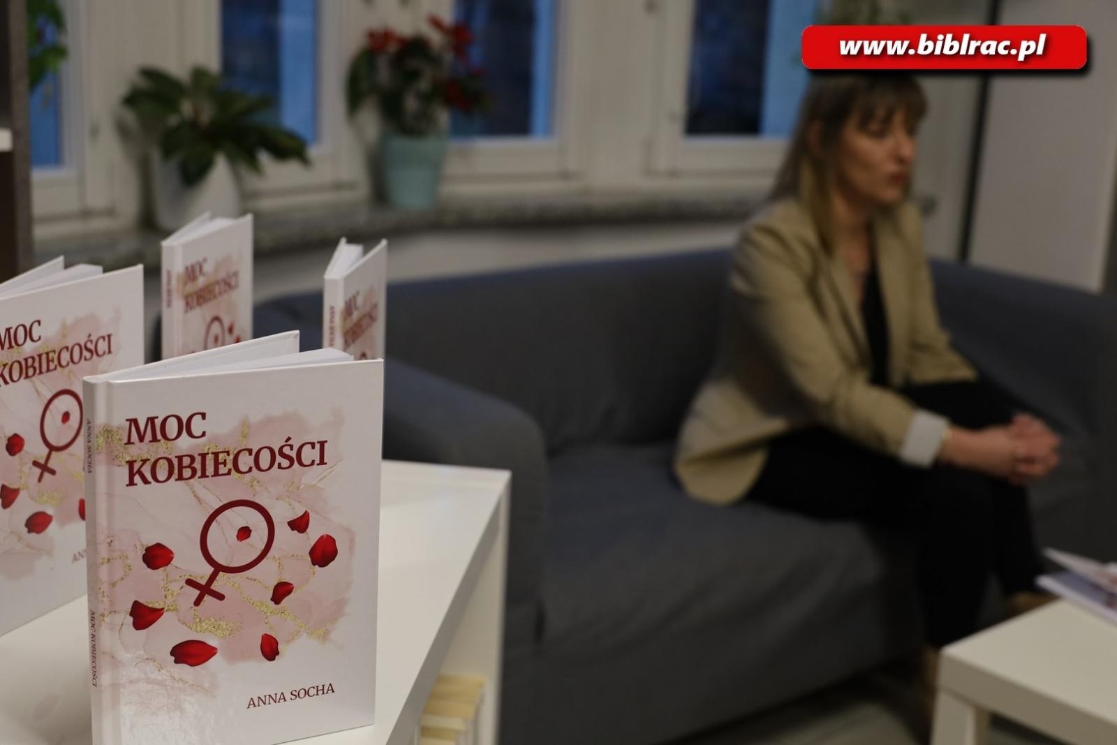 Zdjęcie w galerii na portalu naszraciborz.pl: O sile kobiecości - Anna Socha w raciborskiej bibliotece wiadomości z regionu
