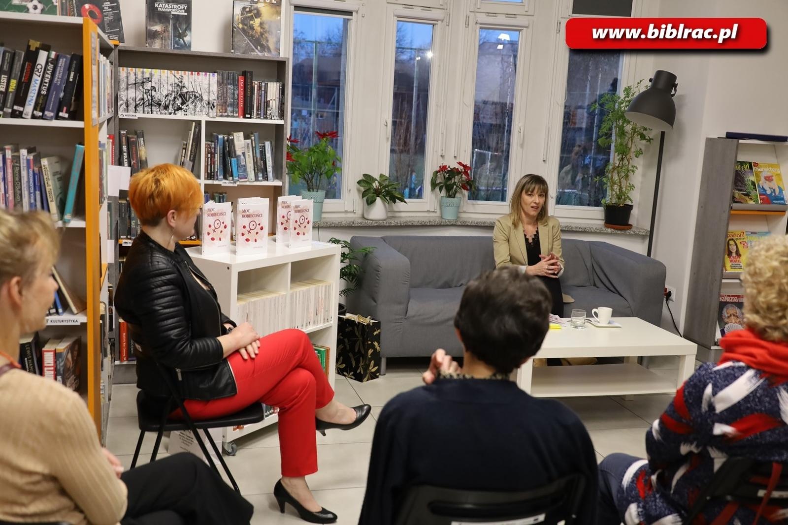 Zdjęcie w galerii na portalu naszraciborz.pl: O sile kobiecości - Anna Socha w raciborskiej bibliotece wiadomości z regionu