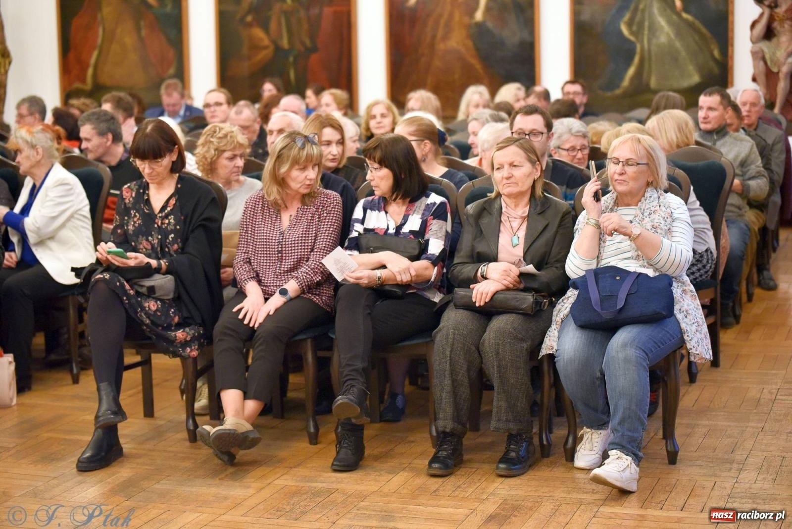 Zdjęcie w galerii na portalu naszraciborz.pl: Głubczycki chór Angelus Cantat wystąpił w raciborskim Muzeum wiadomości z regionu