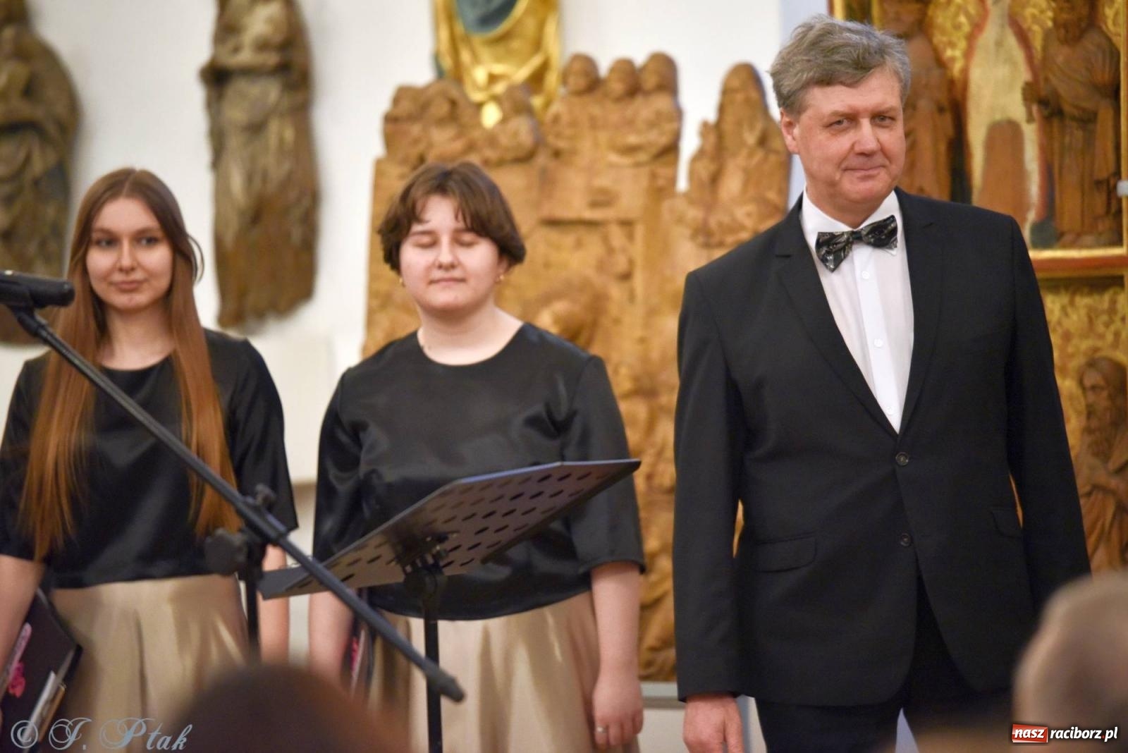 Zdjęcie w galerii na portalu naszraciborz.pl: Głubczycki chór Angelus Cantat wystąpił w raciborskim Muzeum wiadomości z regionu
