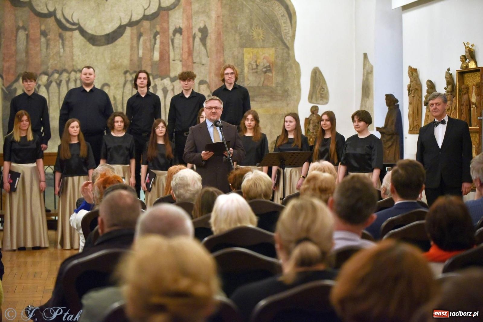 Zdjęcie w galerii na portalu naszraciborz.pl: Głubczycki chór Angelus Cantat wystąpił w raciborskim Muzeum wiadomości z regionu