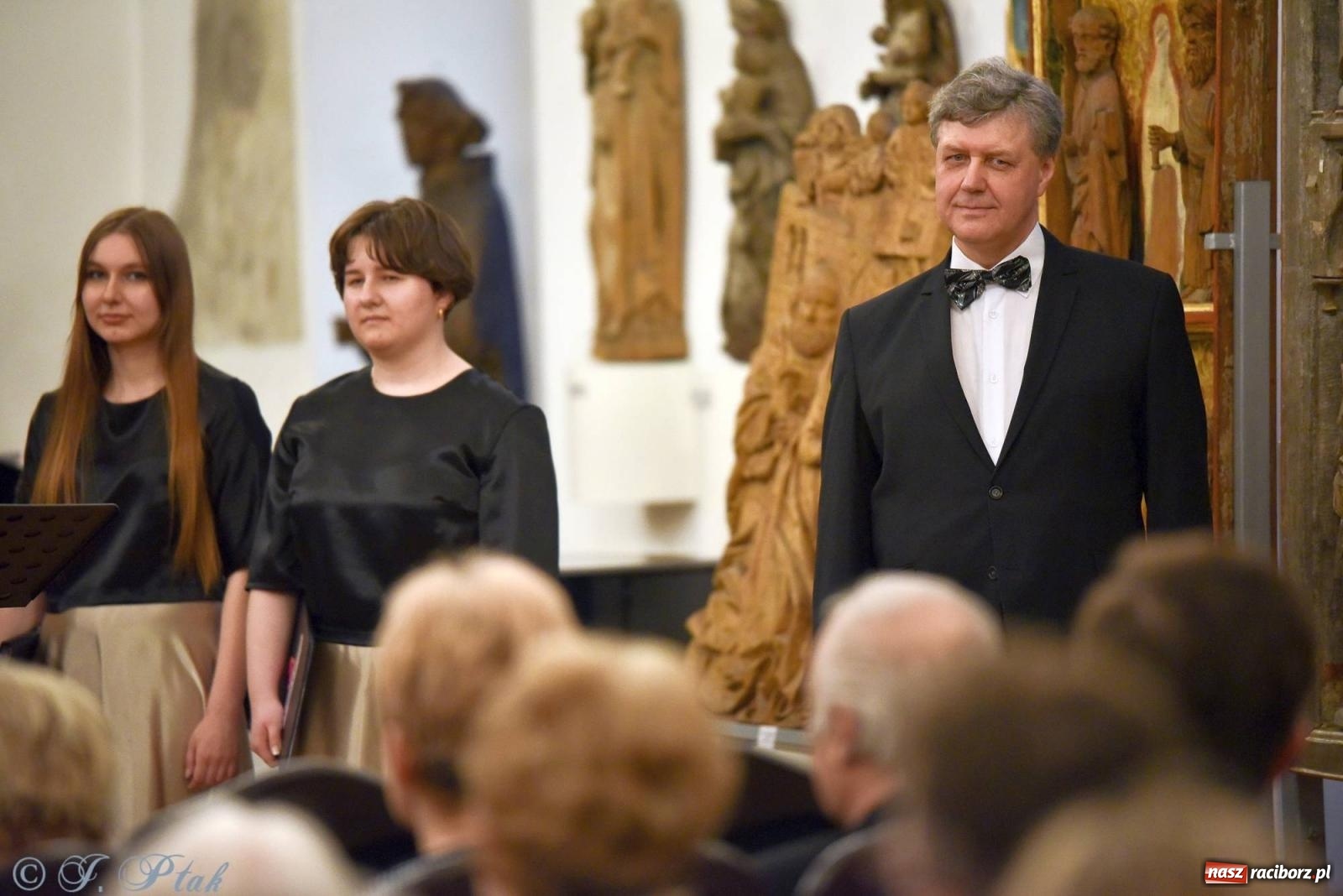 Zdjęcie w galerii na portalu naszraciborz.pl: Głubczycki chór Angelus Cantat wystąpił w raciborskim Muzeum wiadomości z regionu
