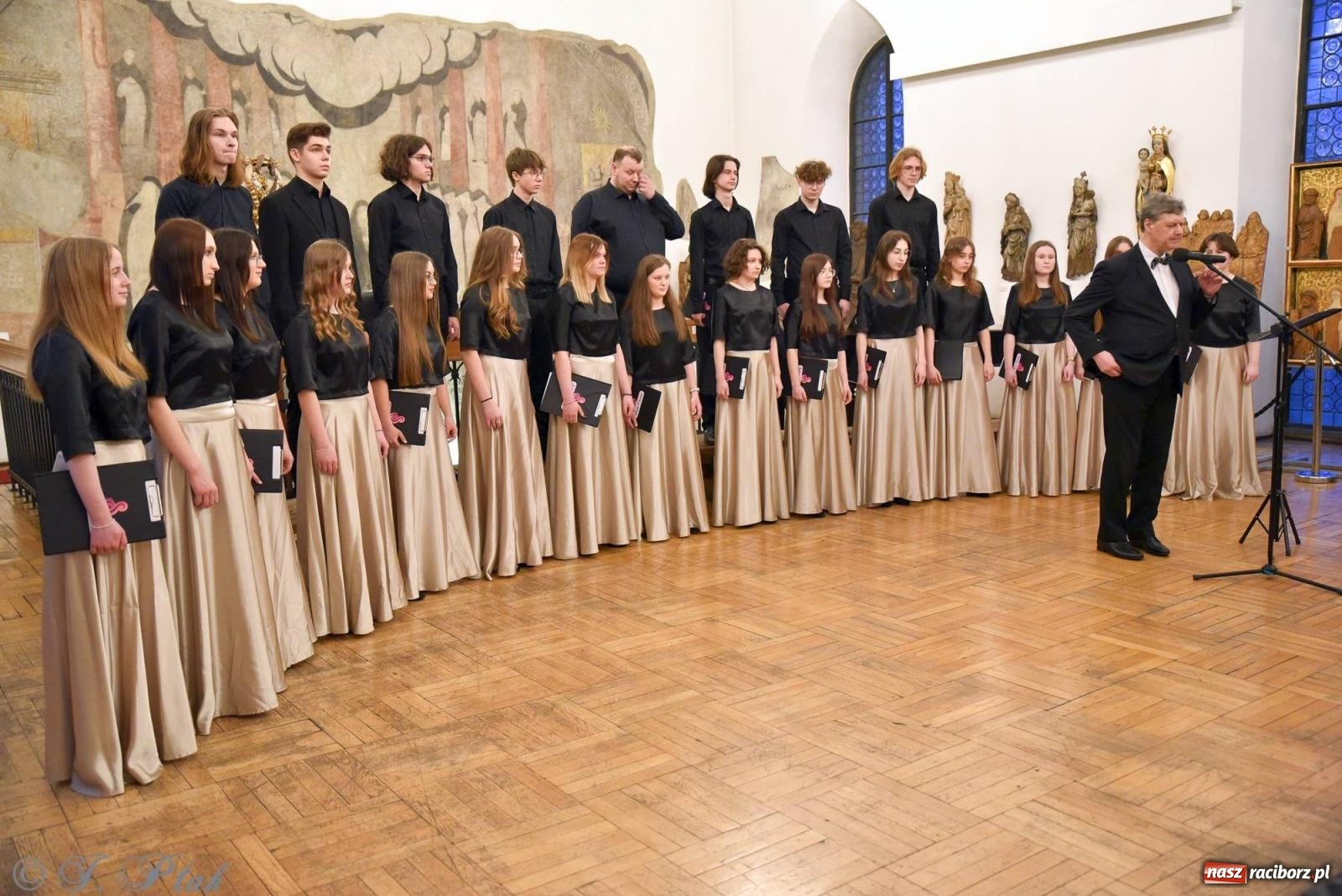 Zdjęcie w galerii na portalu naszraciborz.pl: Głubczycki chór Angelus Cantat wystąpił w raciborskim Muzeum wiadomości z regionu
