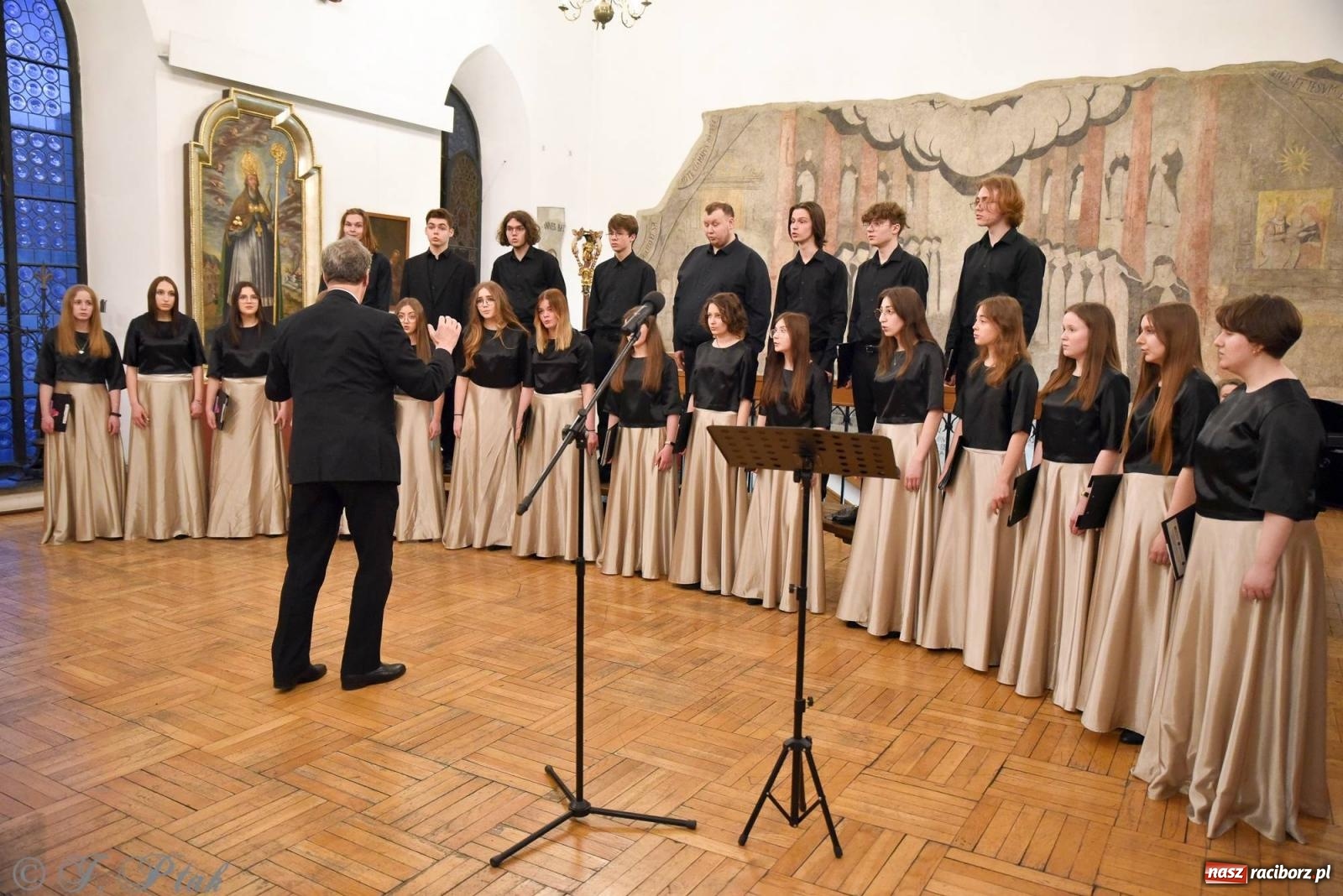 Zdjęcie w galerii na portalu naszraciborz.pl: Głubczycki chór Angelus Cantat wystąpił w raciborskim Muzeum wiadomości z regionu