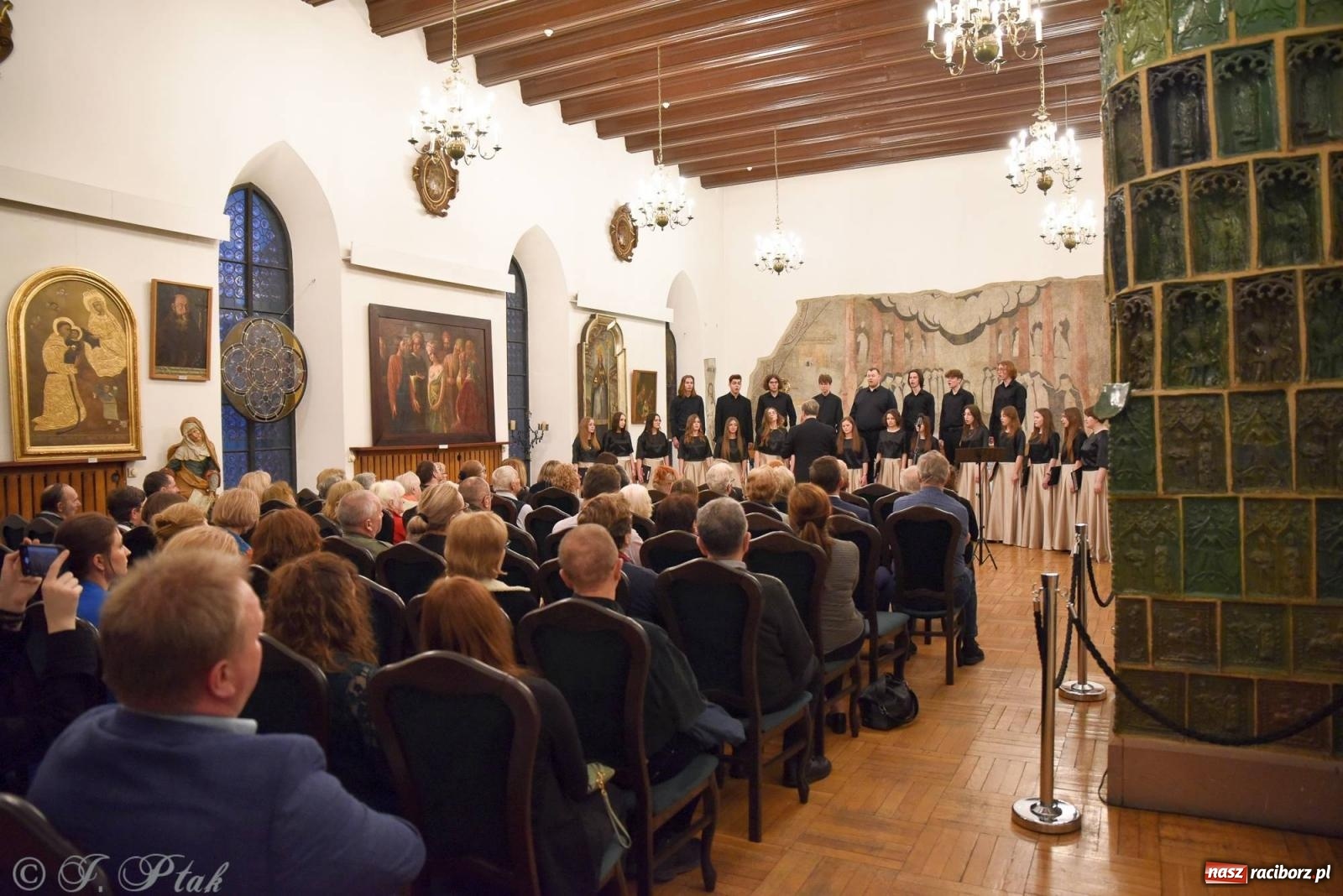 Zdjęcie w galerii na portalu naszraciborz.pl: Głubczycki chór Angelus Cantat wystąpił w raciborskim Muzeum wiadomości z regionu