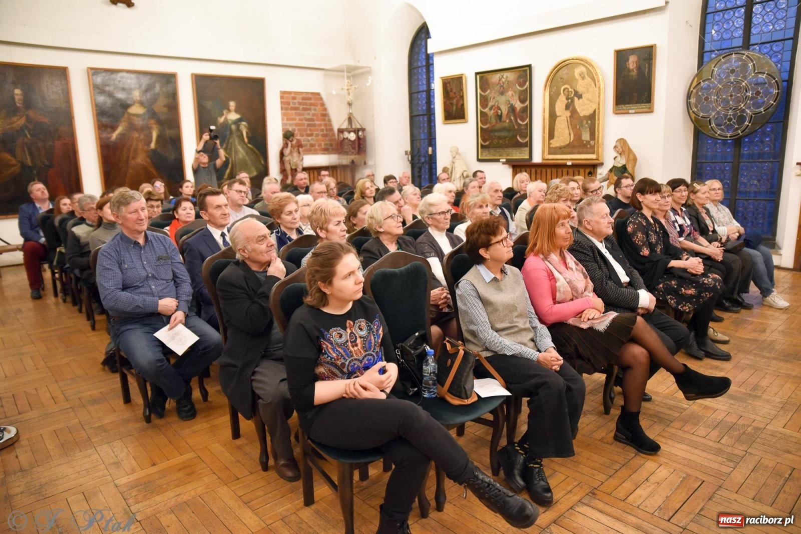 Zdjęcie w galerii na portalu naszraciborz.pl: Głubczycki chór Angelus Cantat wystąpił w raciborskim Muzeum wiadomości z regionu