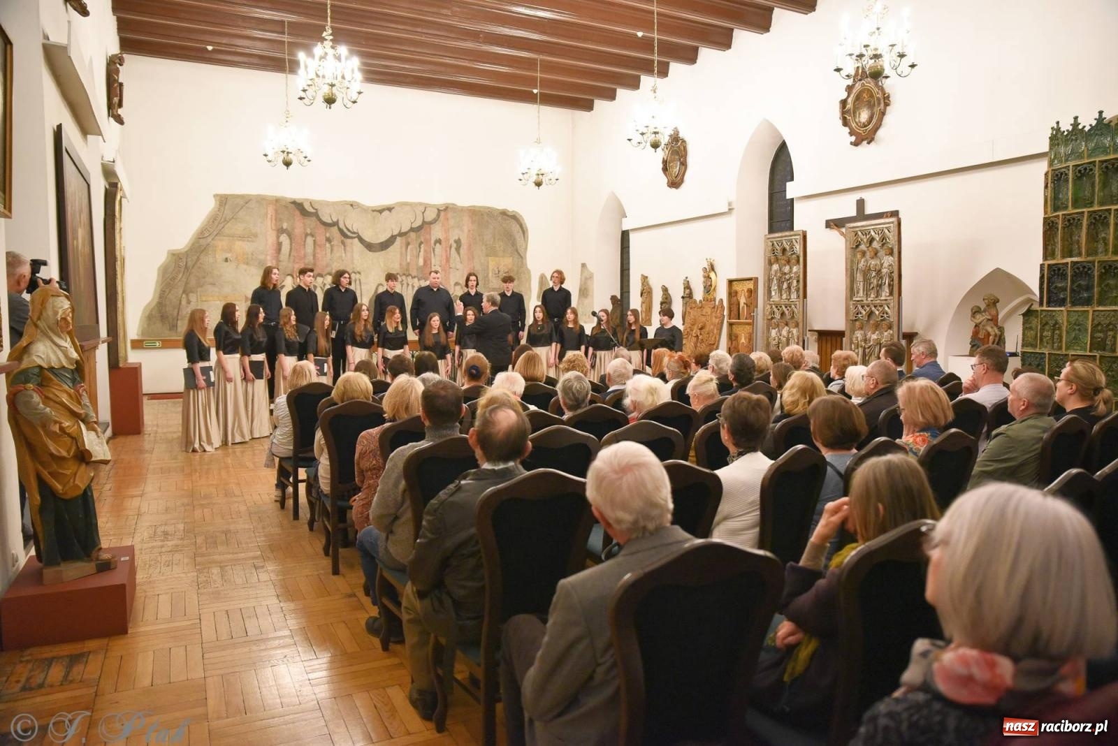 Zdjęcie w galerii na portalu naszraciborz.pl: Głubczycki chór Angelus Cantat wystąpił w raciborskim Muzeum wiadomości z regionu