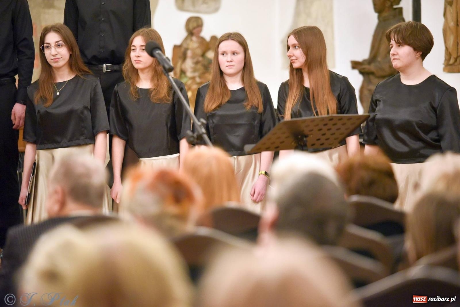 Zdjęcie w galerii na portalu naszraciborz.pl: Głubczycki chór Angelus Cantat wystąpił w raciborskim Muzeum wiadomości z regionu