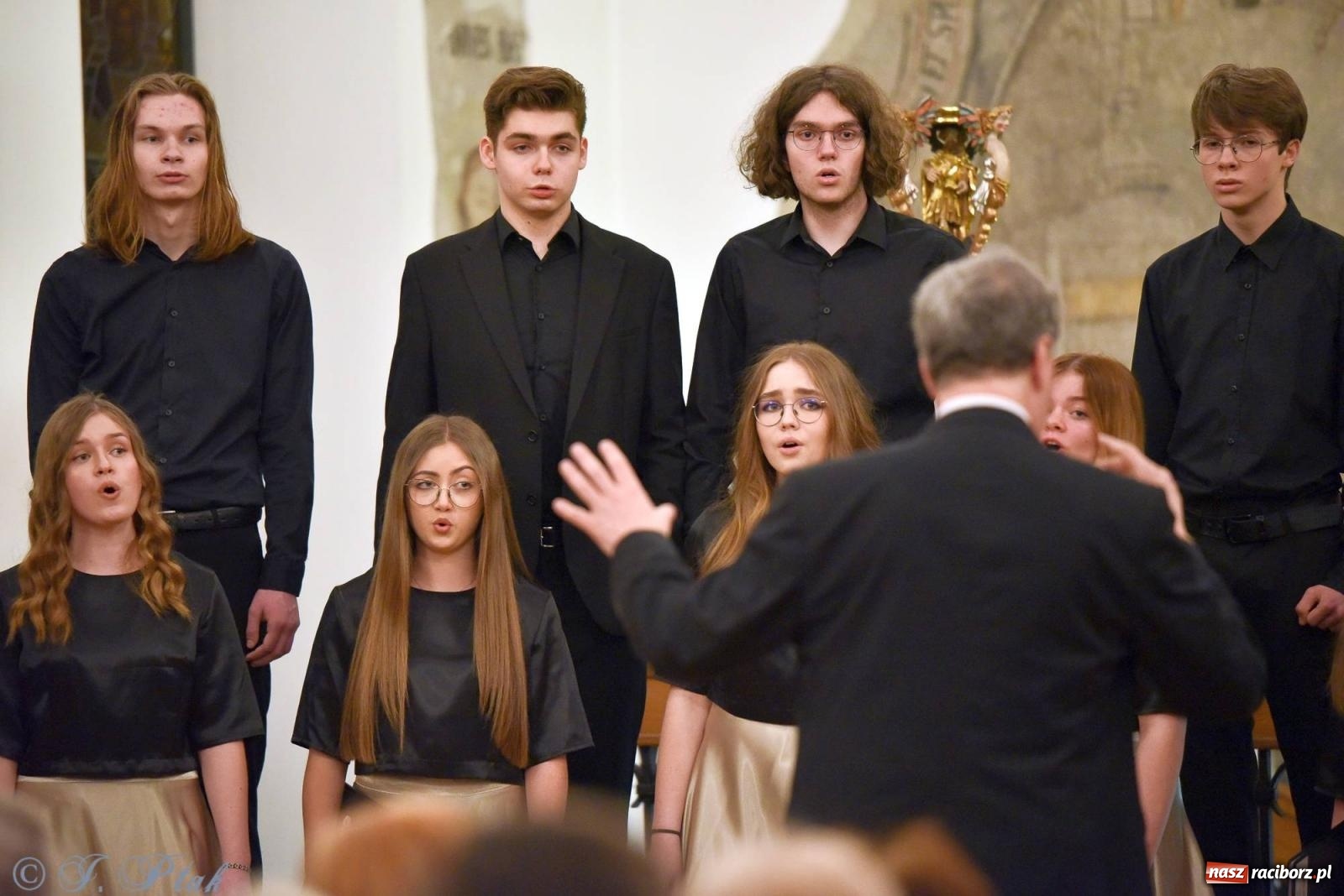 Zdjęcie w galerii na portalu naszraciborz.pl: Głubczycki chór Angelus Cantat wystąpił w raciborskim Muzeum wiadomości z regionu