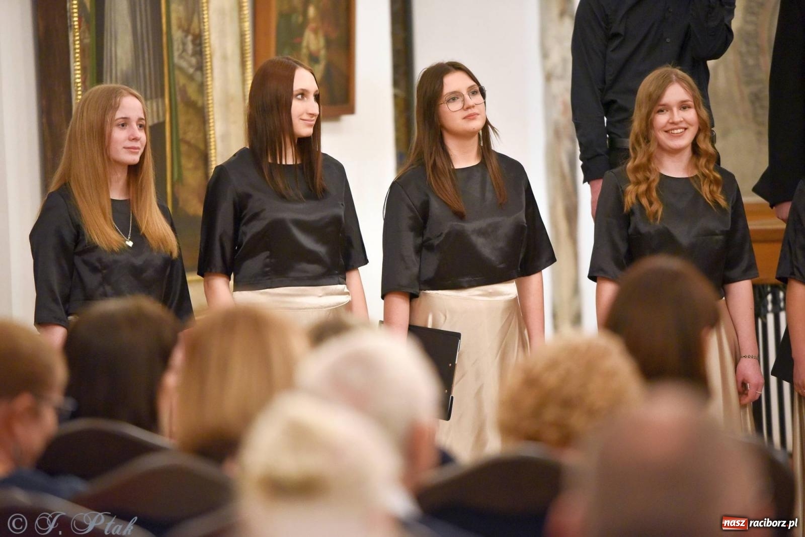 Zdjęcie w galerii na portalu naszraciborz.pl: Głubczycki chór Angelus Cantat wystąpił w raciborskim Muzeum wiadomości z regionu