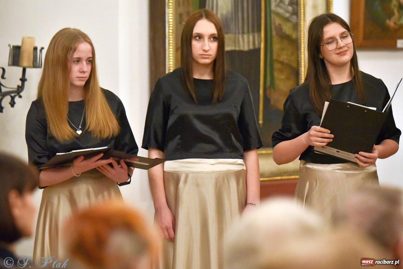Zdjęcie w galerii na portalu naszraciborz.pl: Głubczycki chór Angelus Cantat wystąpił w raciborskim Muzeum wiadomości z regionu