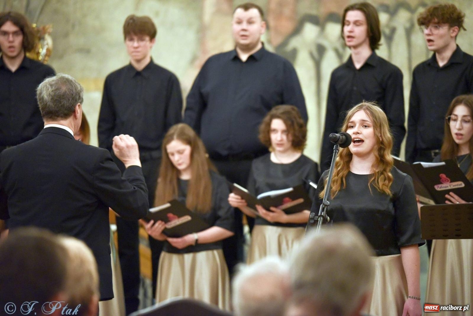Zdjęcie w galerii na portalu naszraciborz.pl: Głubczycki chór Angelus Cantat wystąpił w raciborskim Muzeum wiadomości z regionu