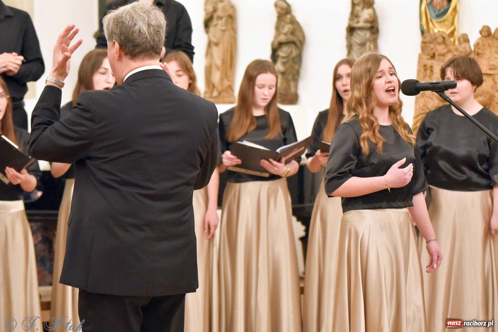 Zdjęcie w galerii na portalu naszraciborz.pl: Głubczycki chór Angelus Cantat wystąpił w raciborskim Muzeum wiadomości z regionu