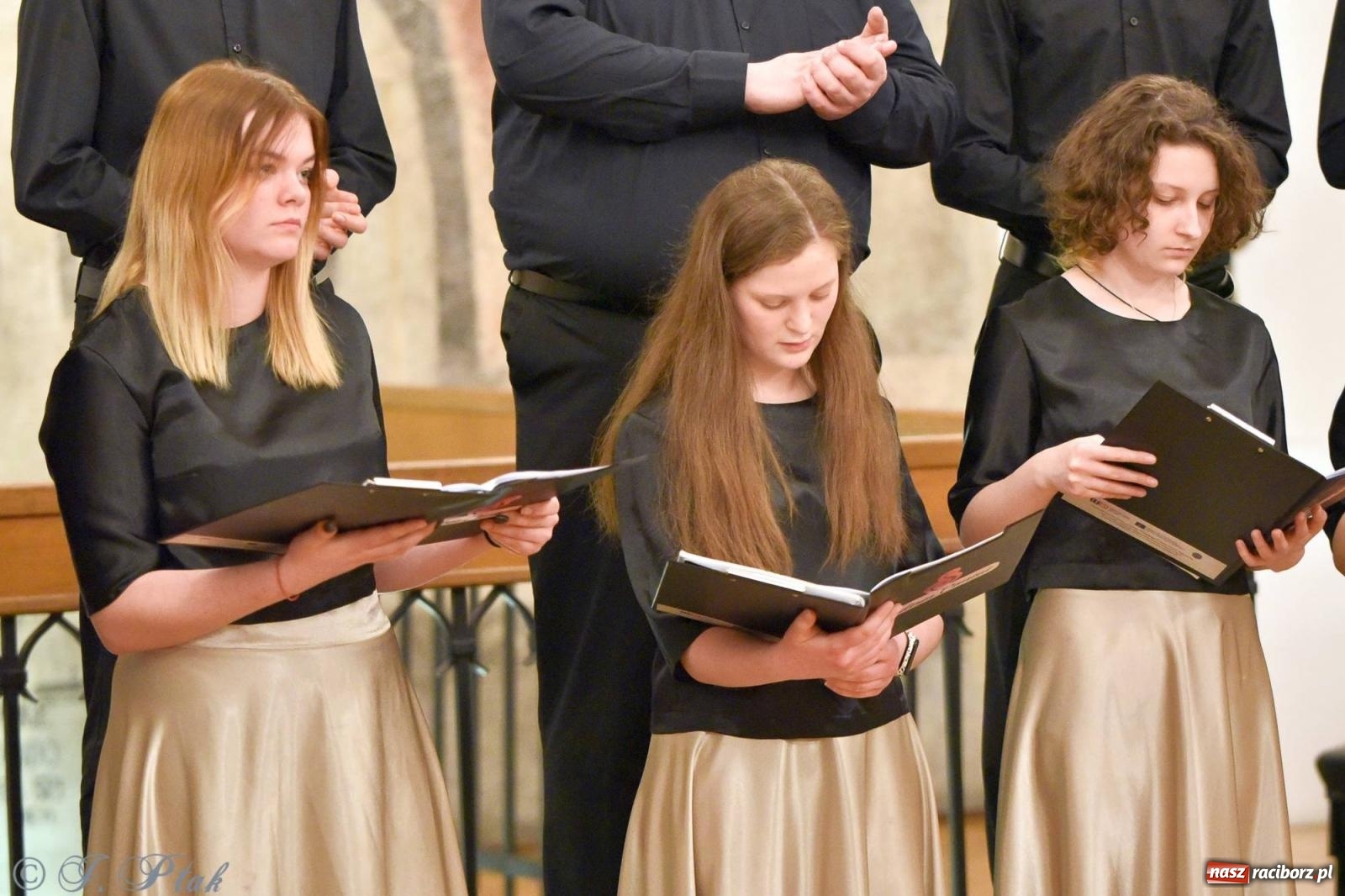 Zdjęcie w galerii na portalu naszraciborz.pl: Głubczycki chór Angelus Cantat wystąpił w raciborskim Muzeum wiadomości z regionu