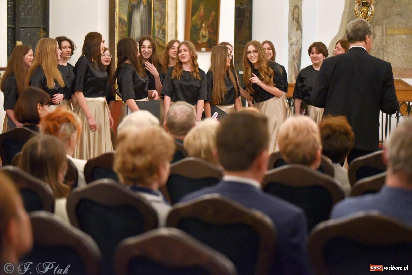 Zdjęcie w galerii na portalu naszraciborz.pl: Głubczycki chór Angelus Cantat wystąpił w raciborskim Muzeum wiadomości z regionu