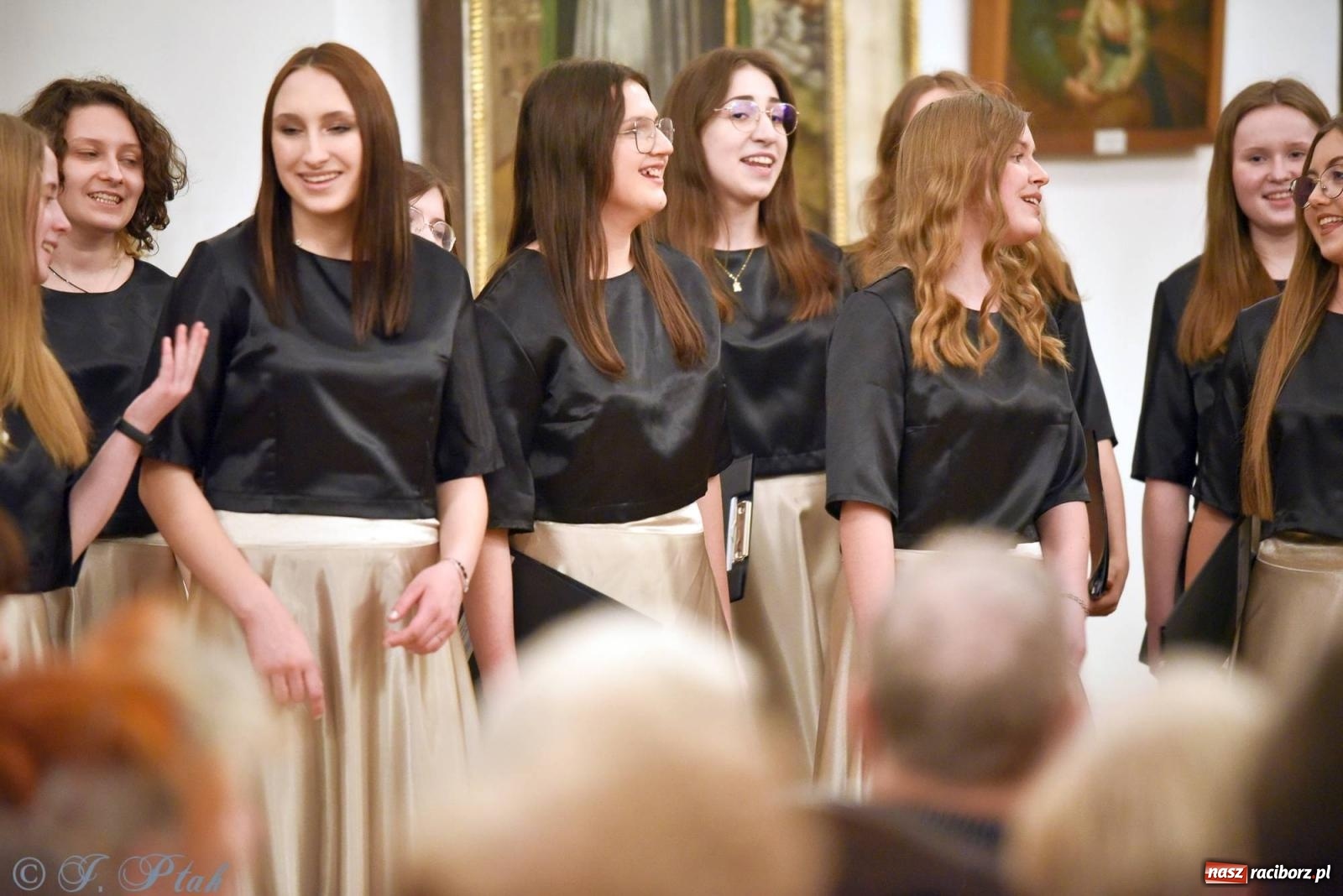 Zdjęcie w galerii na portalu naszraciborz.pl: Głubczycki chór Angelus Cantat wystąpił w raciborskim Muzeum wiadomości z regionu