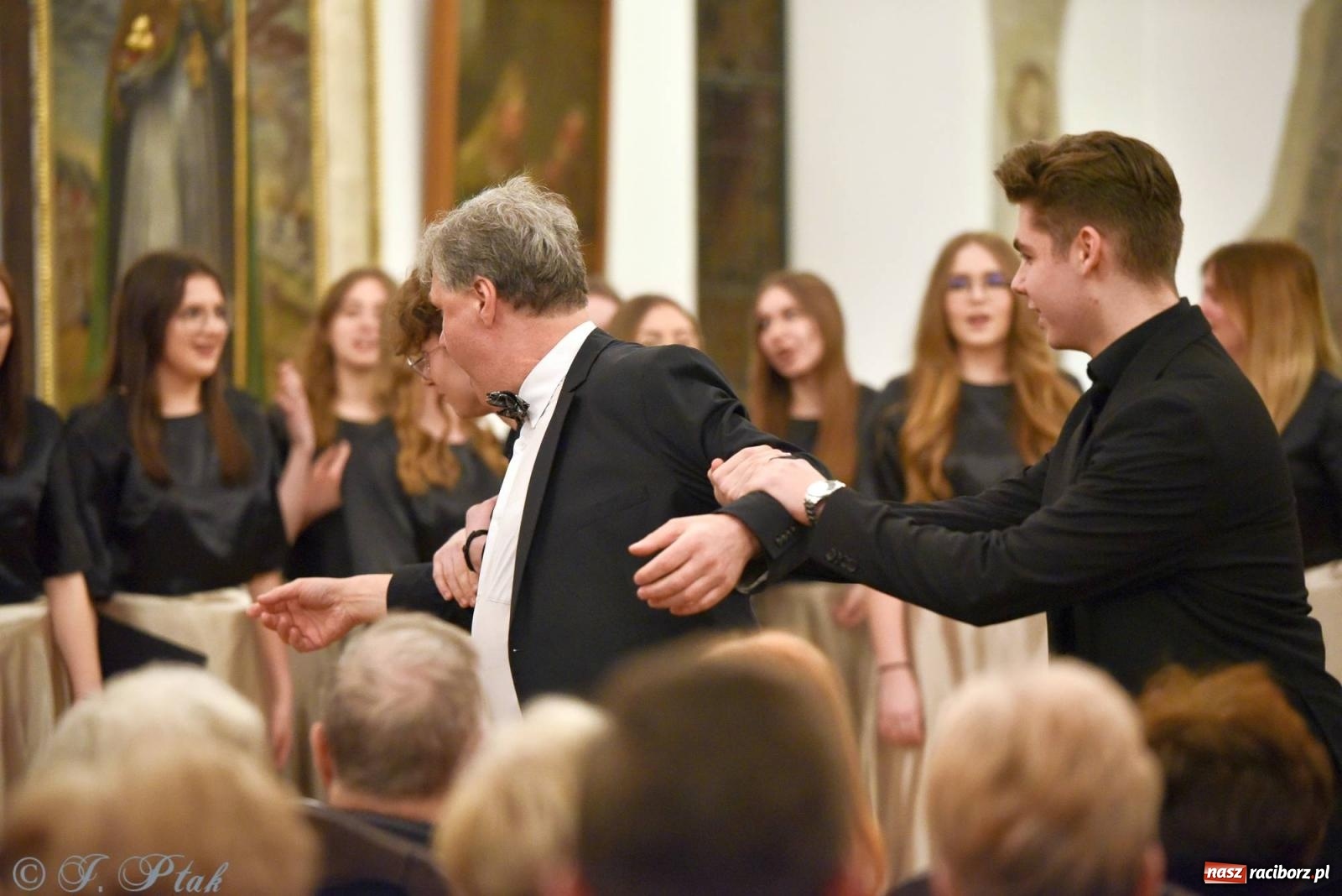Zdjęcie w galerii na portalu naszraciborz.pl: Głubczycki chór Angelus Cantat wystąpił w raciborskim Muzeum wiadomości z regionu