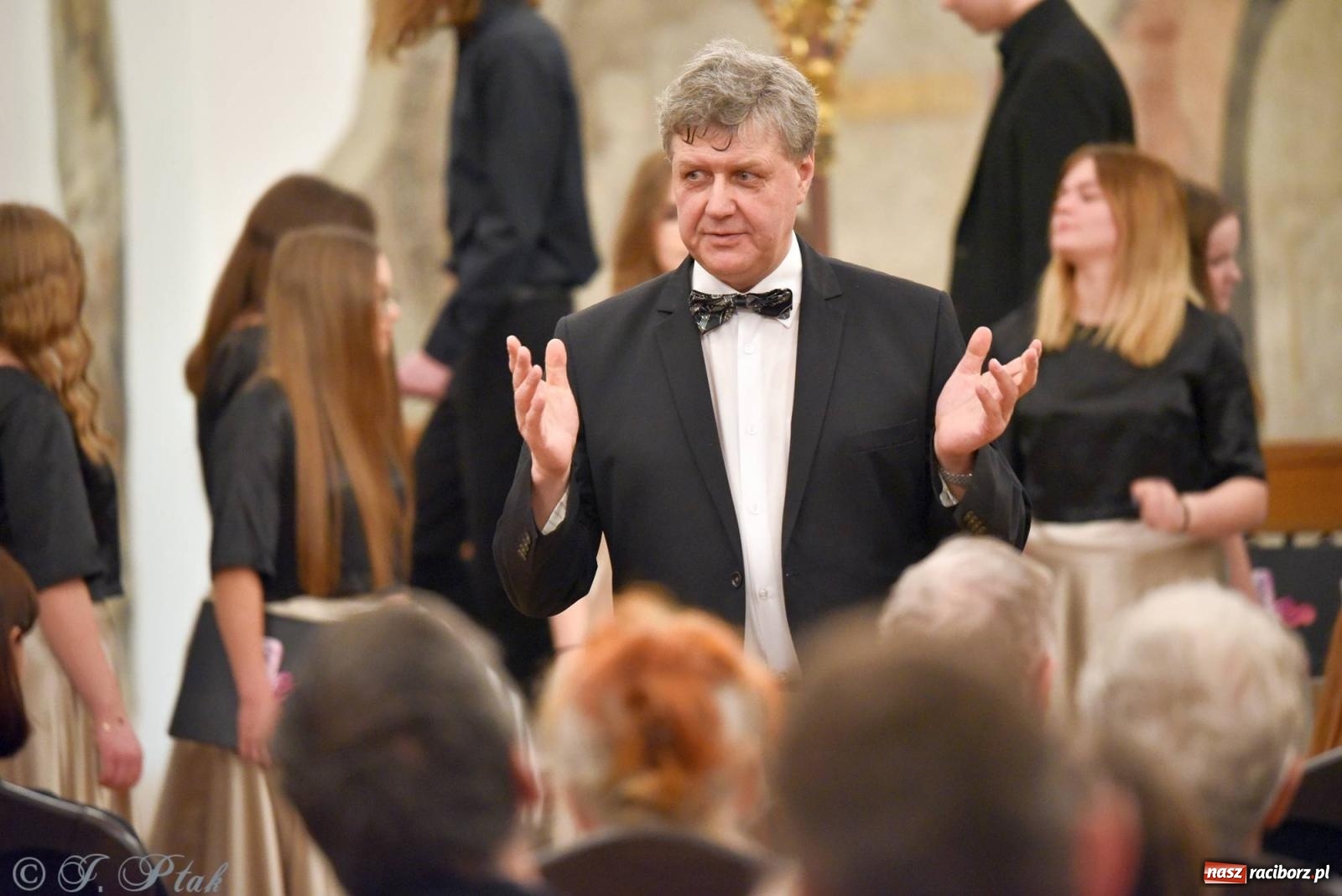 Zdjęcie w galerii na portalu naszraciborz.pl: Głubczycki chór Angelus Cantat wystąpił w raciborskim Muzeum wiadomości z regionu