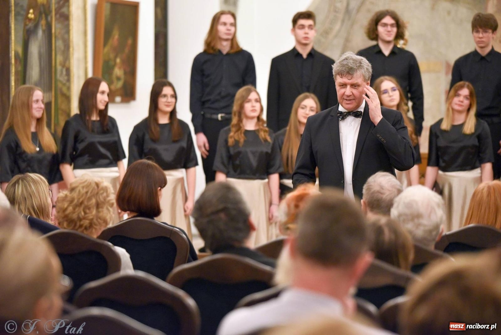 Zdjęcie w galerii na portalu naszraciborz.pl: Głubczycki chór Angelus Cantat wystąpił w raciborskim Muzeum wiadomości z regionu