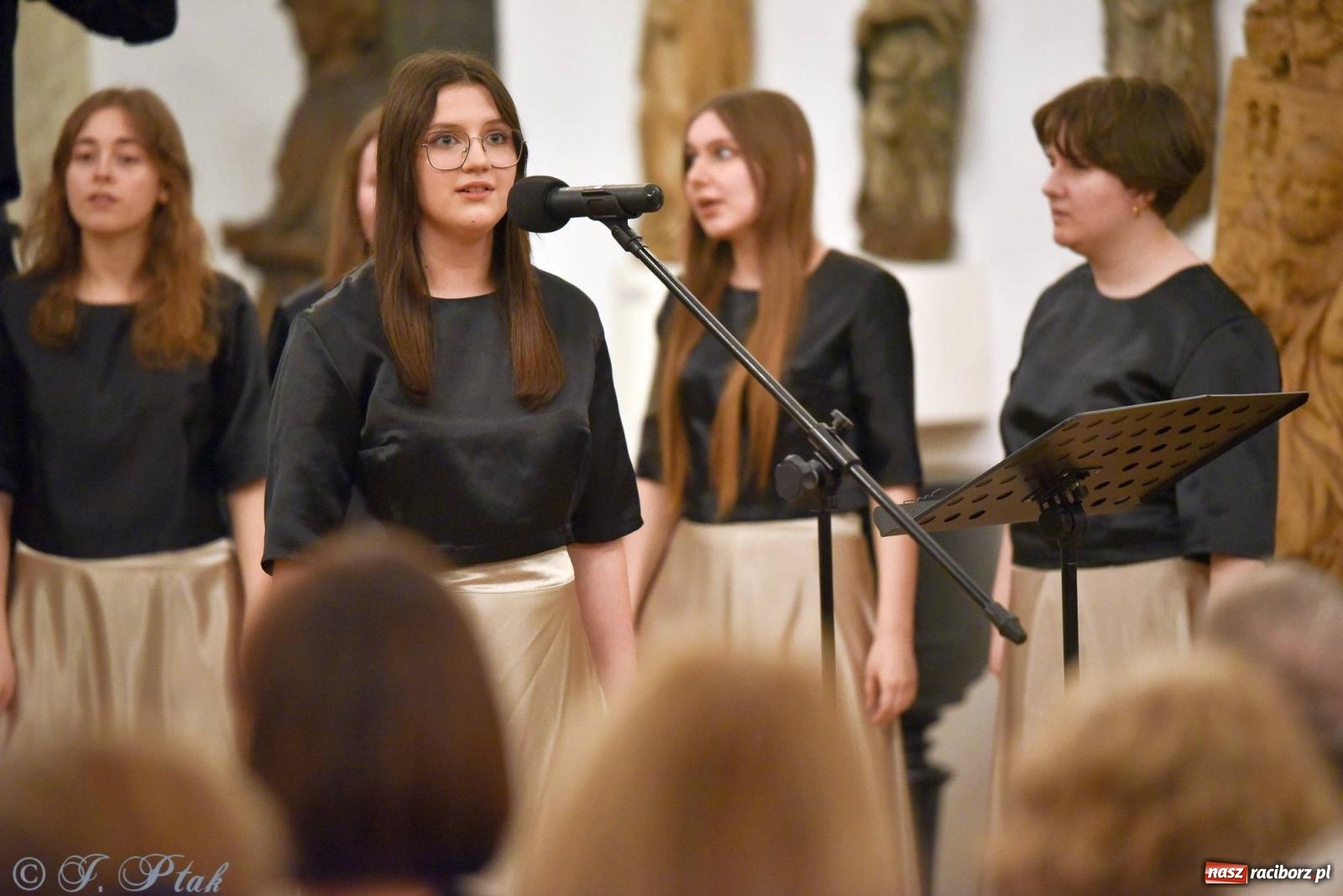 Zdjęcie w galerii na portalu naszraciborz.pl: Głubczycki chór Angelus Cantat wystąpił w raciborskim Muzeum wiadomości z regionu