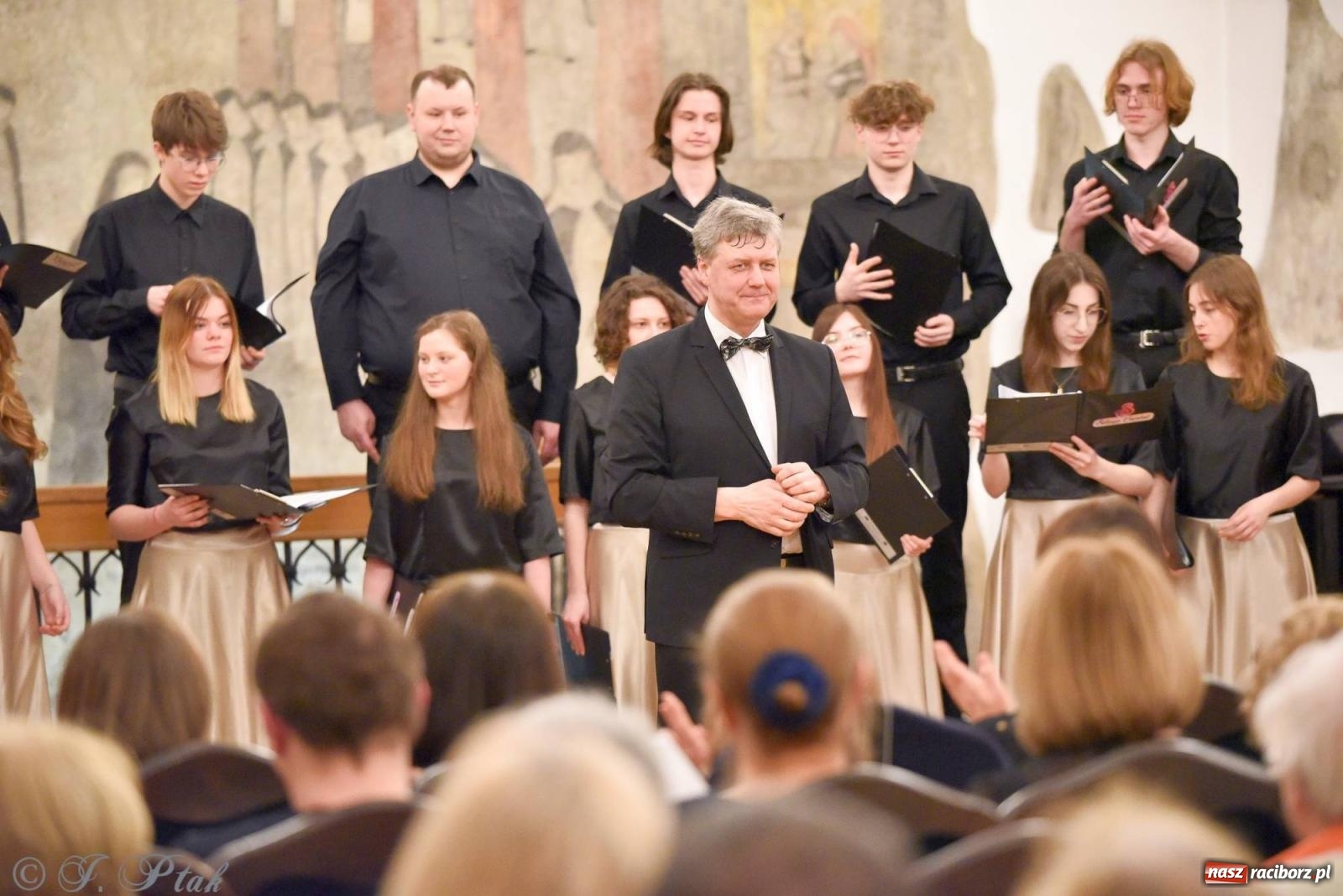 Zdjęcie w galerii na portalu naszraciborz.pl: Głubczycki chór Angelus Cantat wystąpił w raciborskim Muzeum wiadomości z regionu