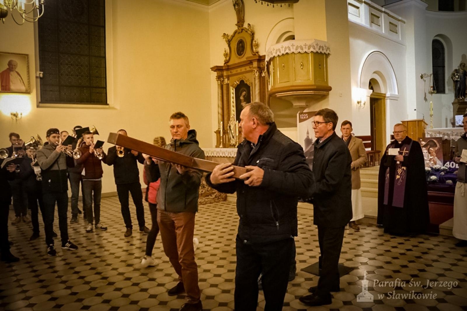 Zdjęcie w galerii na portalu naszraciborz.pl: Sławików. Dekanalna droga krzyżowa w historycznej wspólnocie wiadomości z regionu