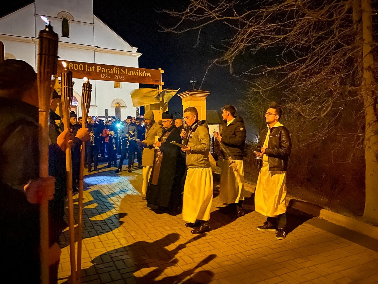 Zdjęcie w galerii na portalu naszraciborz.pl: Sławików. Dekanalna droga krzyżowa w historycznej wspólnocie wiadomości z regionu