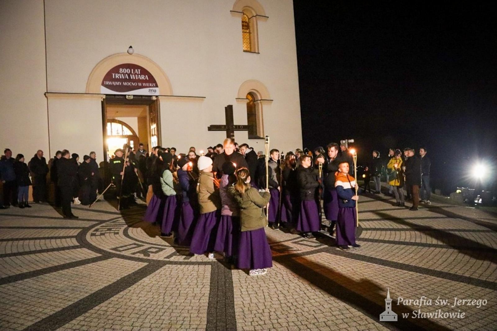 Zdjęcie w galerii na portalu naszraciborz.pl: Sławików. Dekanalna droga krzyżowa w historycznej wspólnocie wiadomości z regionu