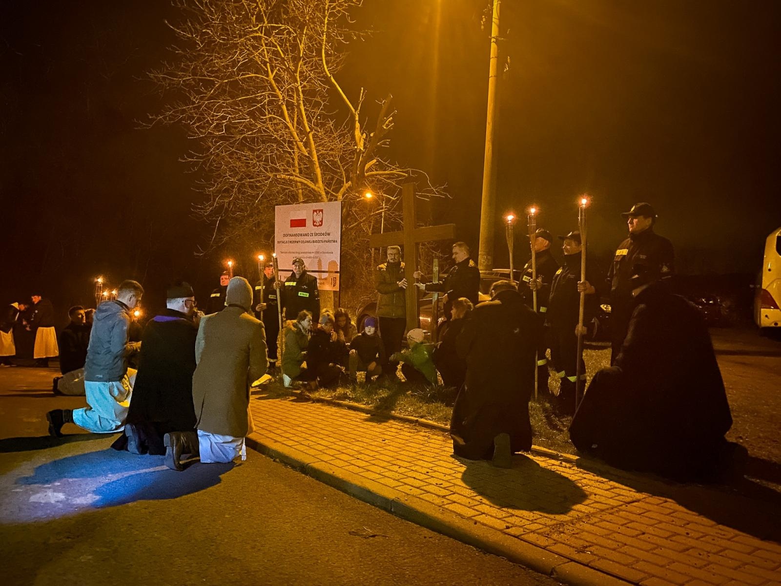 Zdjęcie w galerii na portalu naszraciborz.pl: Sławików. Dekanalna droga krzyżowa w historycznej wspólnocie wiadomości z regionu