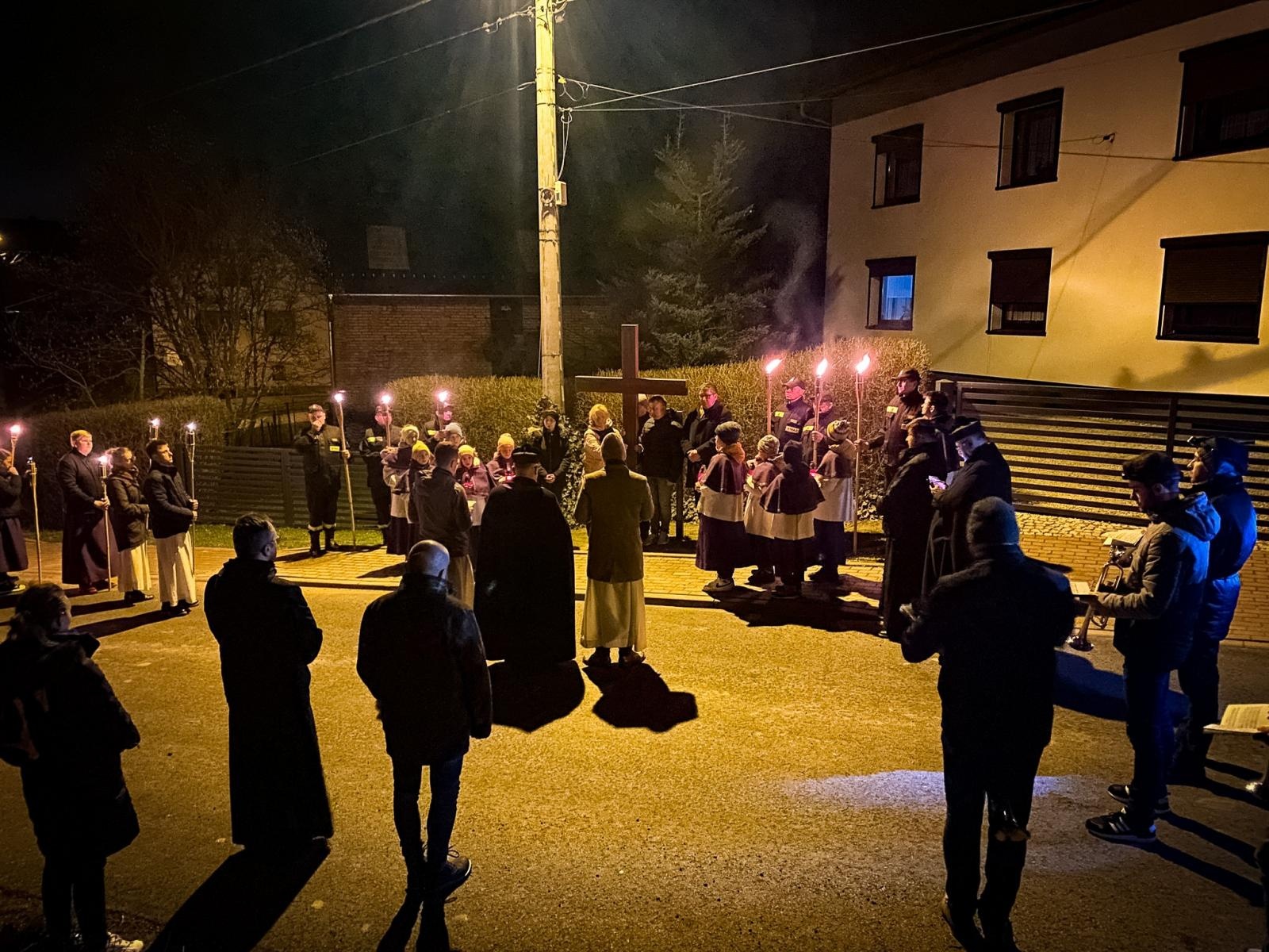 Zdjęcie w galerii na portalu naszraciborz.pl: Sławików. Dekanalna droga krzyżowa w historycznej wspólnocie wiadomości z regionu
