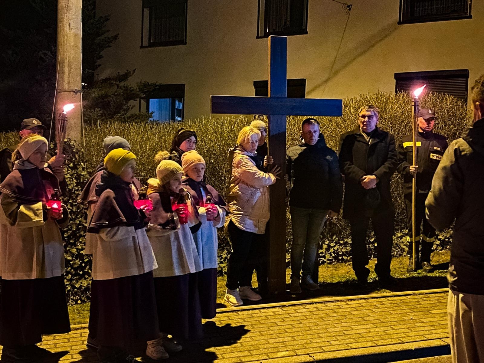 Zdjęcie w galerii na portalu naszraciborz.pl: Sławików. Dekanalna droga krzyżowa w historycznej wspólnocie wiadomości z regionu
