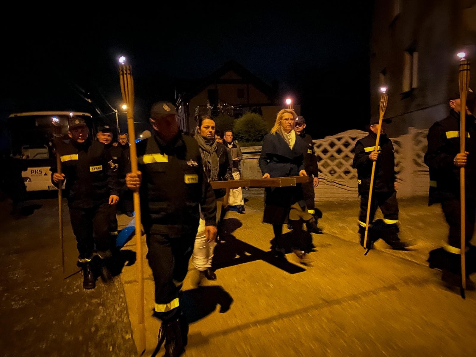 Zdjęcie w galerii na portalu naszraciborz.pl: Sławików. Dekanalna droga krzyżowa w historycznej wspólnocie wiadomości z regionu